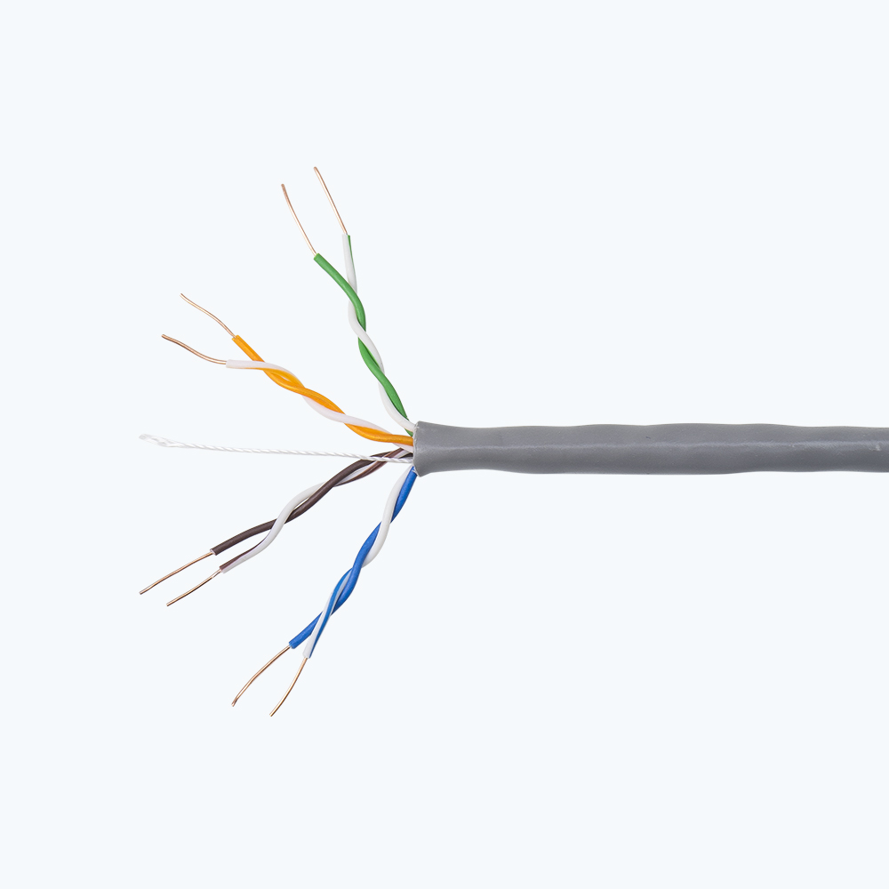 Graues Netzwerkkabel mit freiliegenden Drähten. Weißer Hintergrund.
