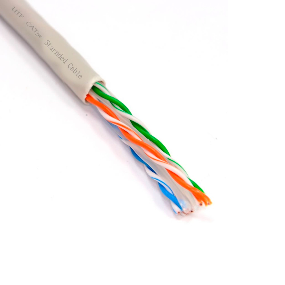 Cat5e-Netzwerkkabel mit bunten Drähten, schräg geschnitten.