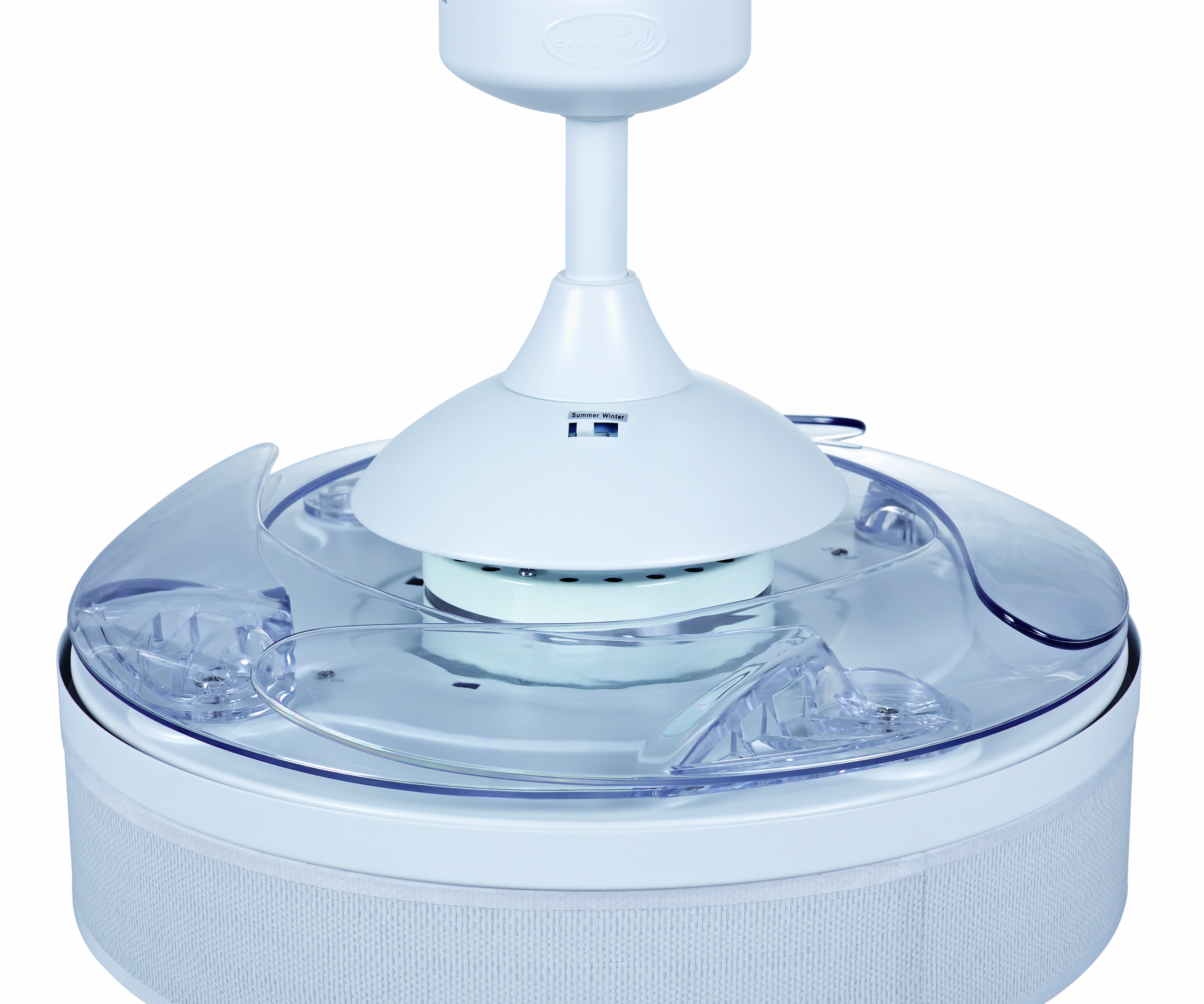 Weißer Deckenventilator mit transparenten Kunststoffblättern und weißem Sockel.