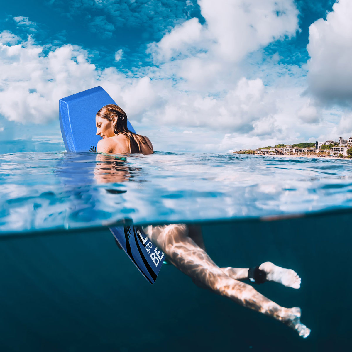 Frau im Wasser mit blauem Schwimmkörper, teilweise untergetaucht, unter bewölktem Himmel.