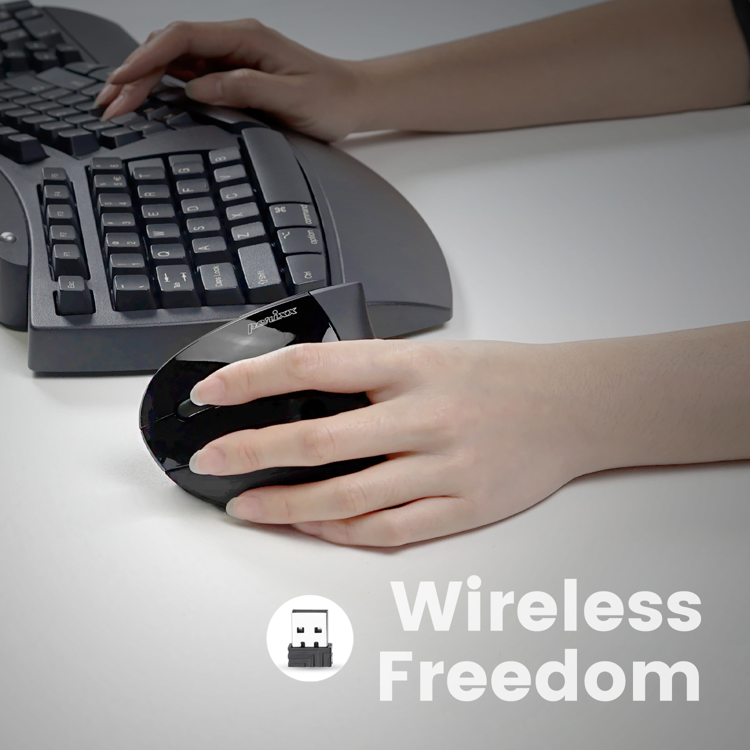 Ergonomische Tastatur und Maus. Hände auf dem Schreibtisch. Kabellose Maus. Wireless Freedom Text.