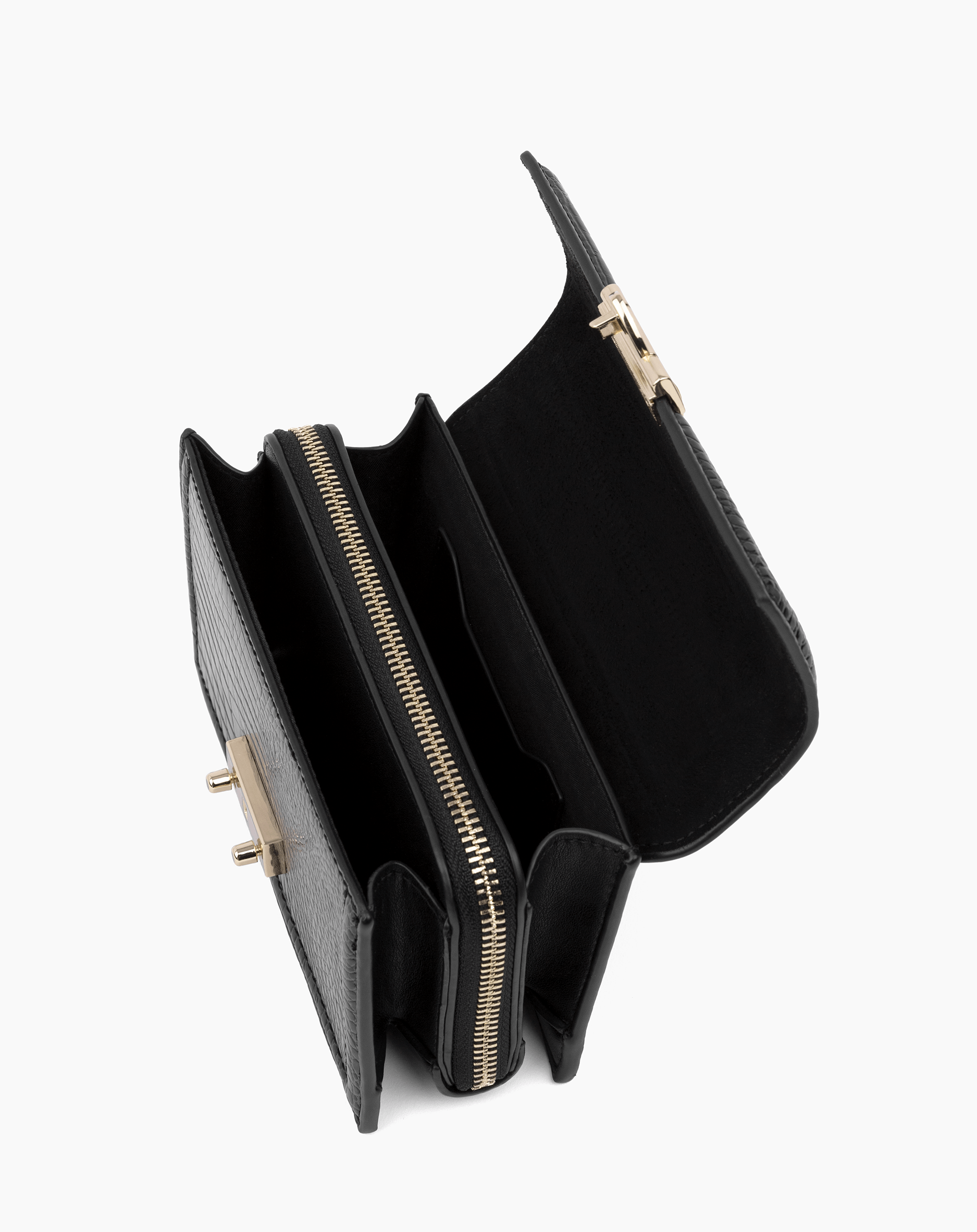Schwarze Ledertasche, offen, mit Innenfächern und goldenen Reißverschlussdetails.