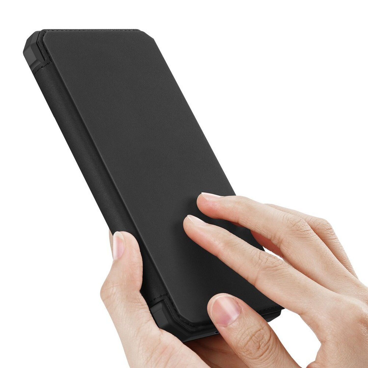 Die Hand einer Person, die eine schwarze Handyhülle hält. Schwarzer Hintergrund.