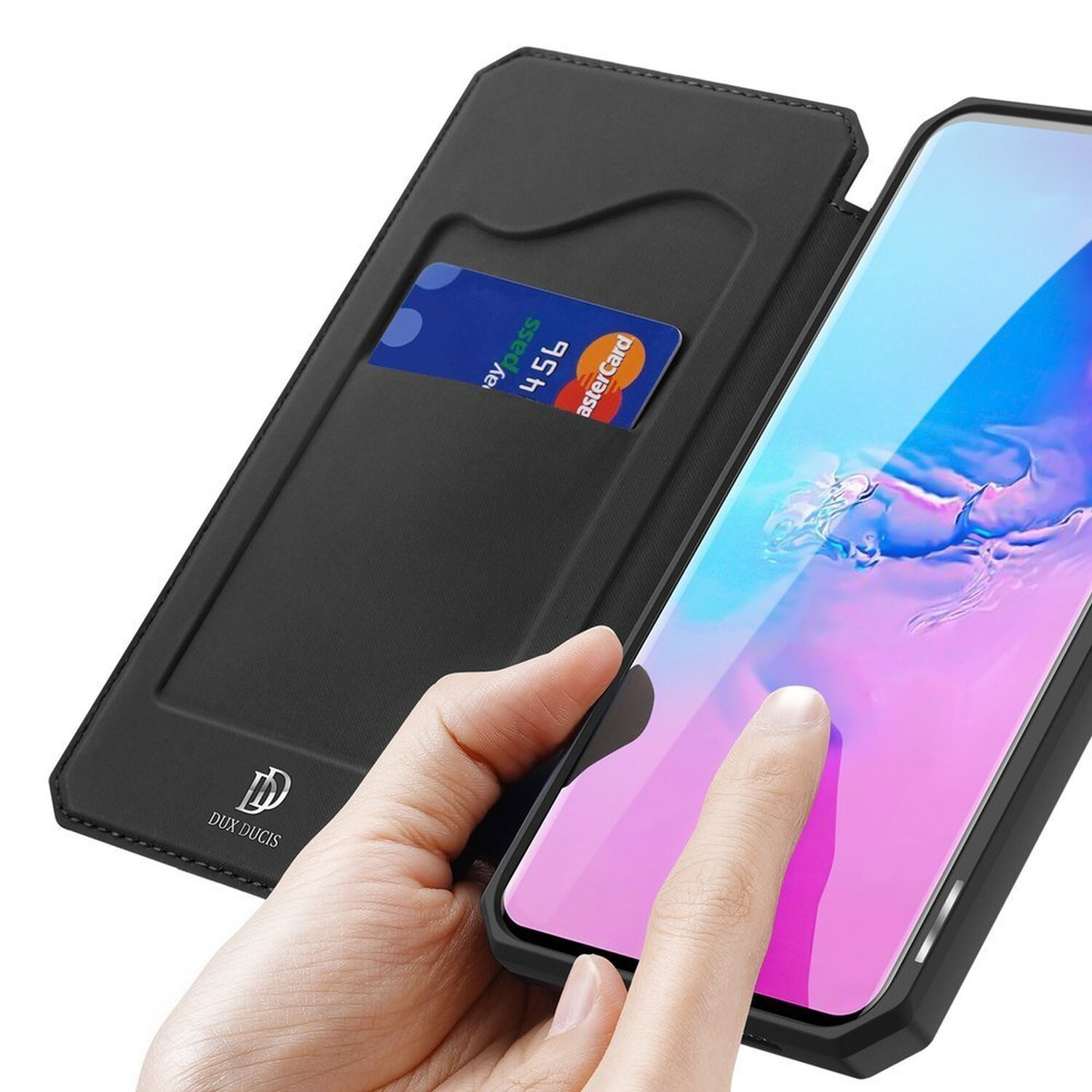 Schwarze Handyhülle mit Karte und Finger, der auf den Bildschirm zeigt.