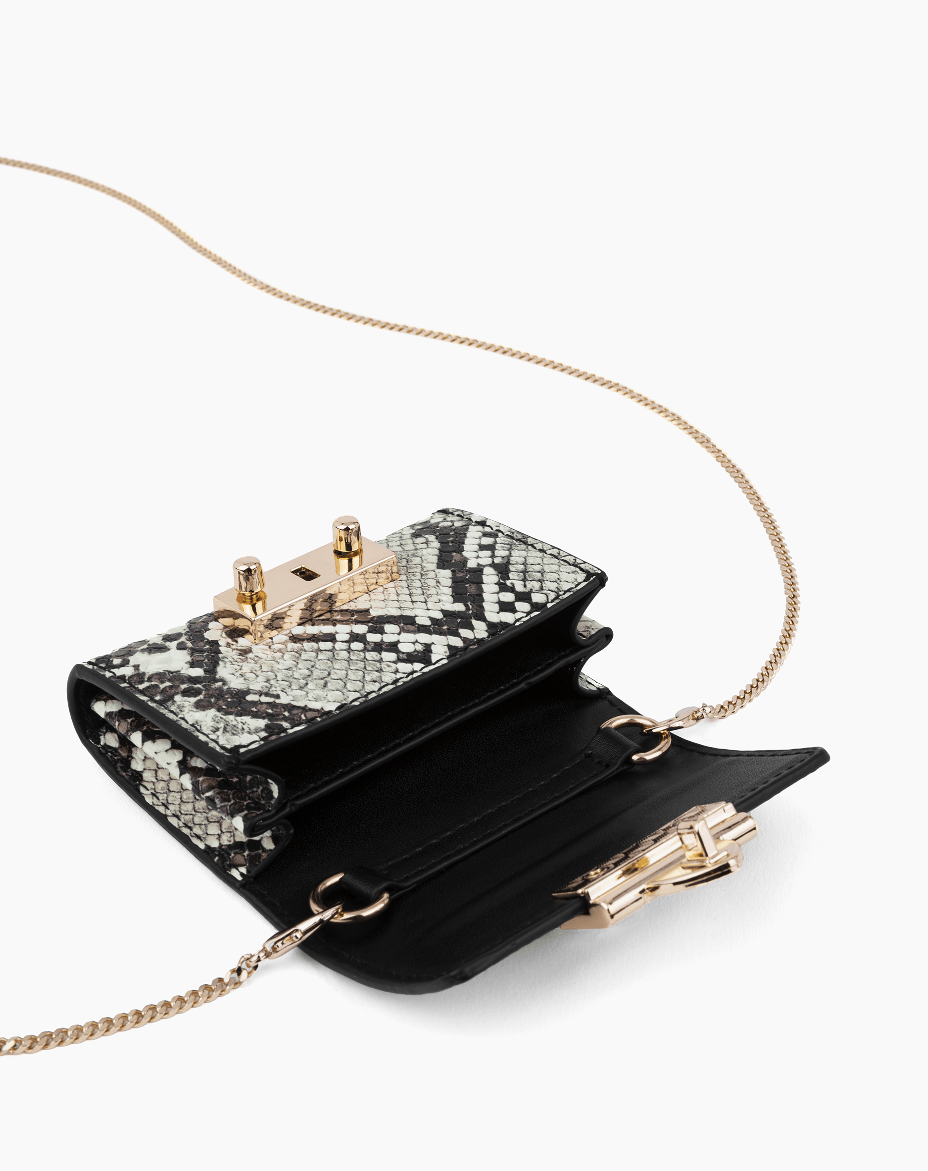 Geöffnete Geldbörse mit Schlangenmuster, Golddetails und Kette.