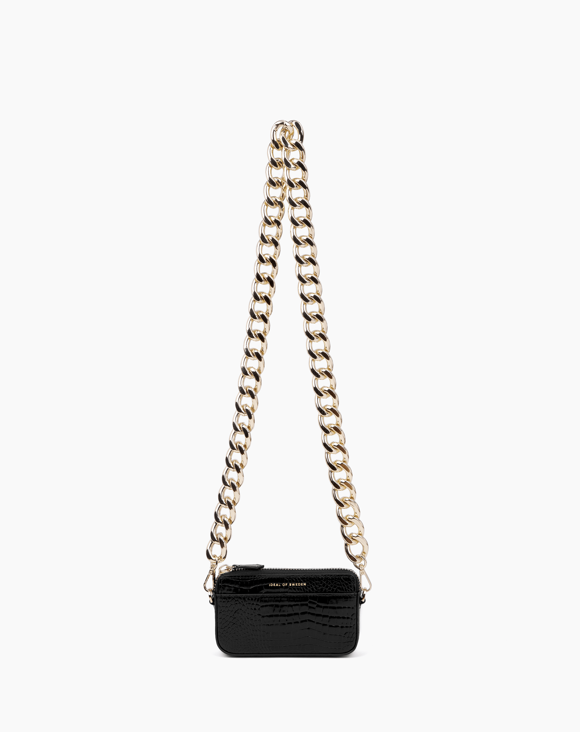 Schwarze Tasche mit Krokodiltextur und goldener Kette, vor weißem Hintergrund.