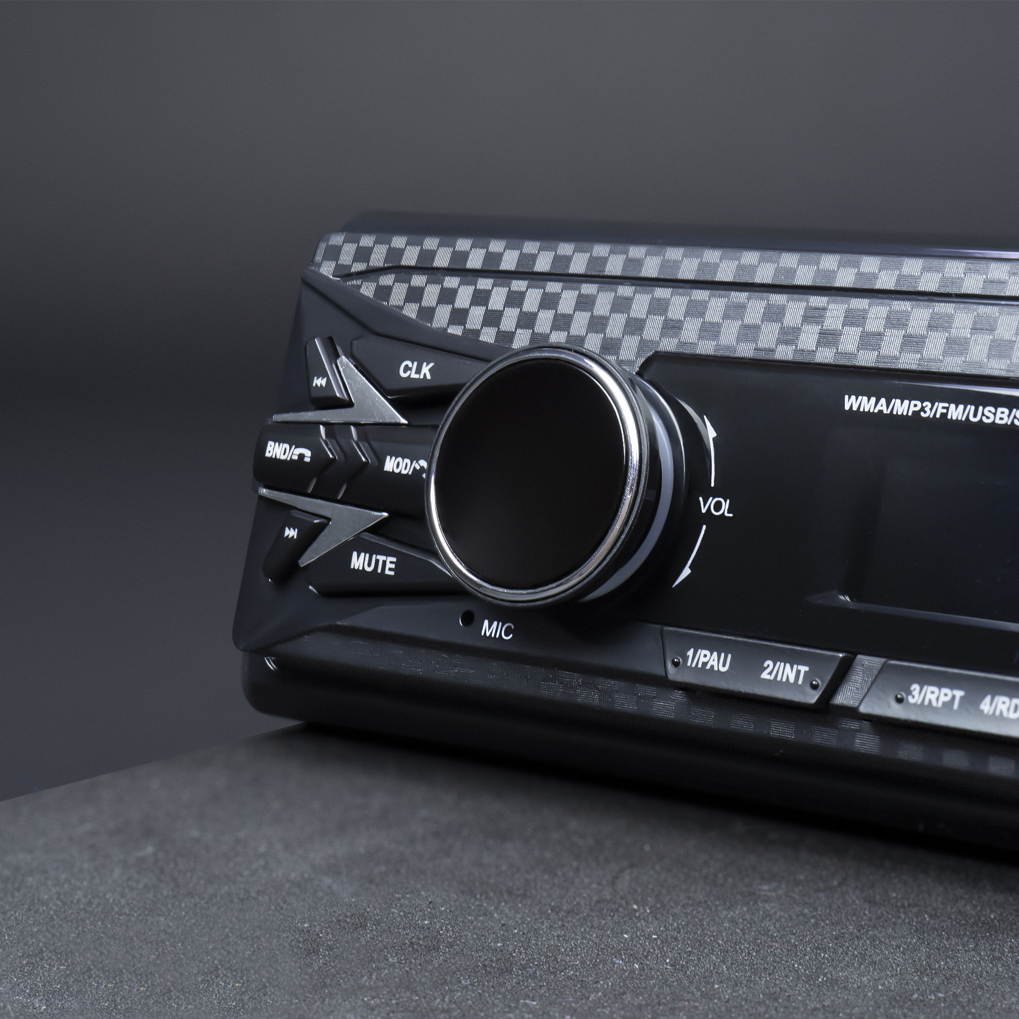 Autoradio mit Knöpfen, einem Drehknopf und einem Display, Nahaufnahme.