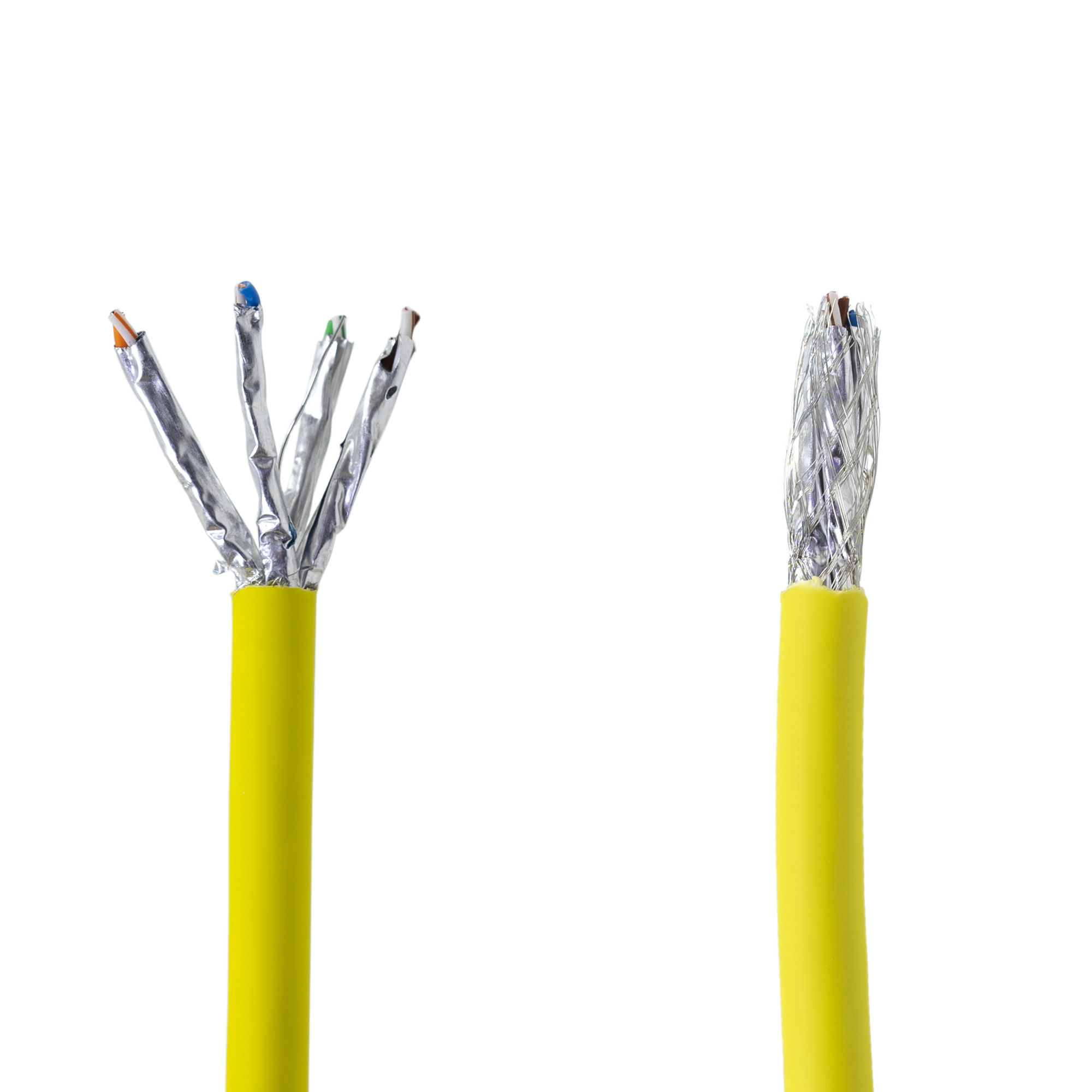 Zwei gelbe Kabel, eines intakt und eines mit freiliegenden Drähten in verschiedenen Farben.