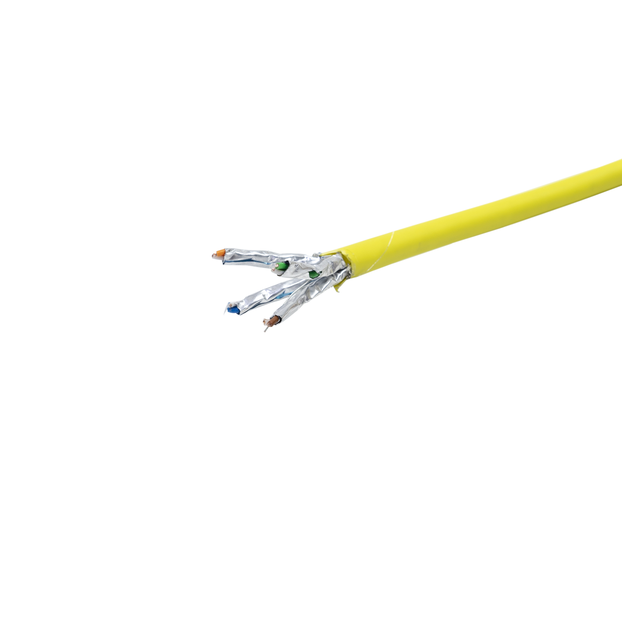 Gelbes Ethernet-Kabel mit freiliegenden Drähten, weißer Hintergrund, Nahaufnahme.