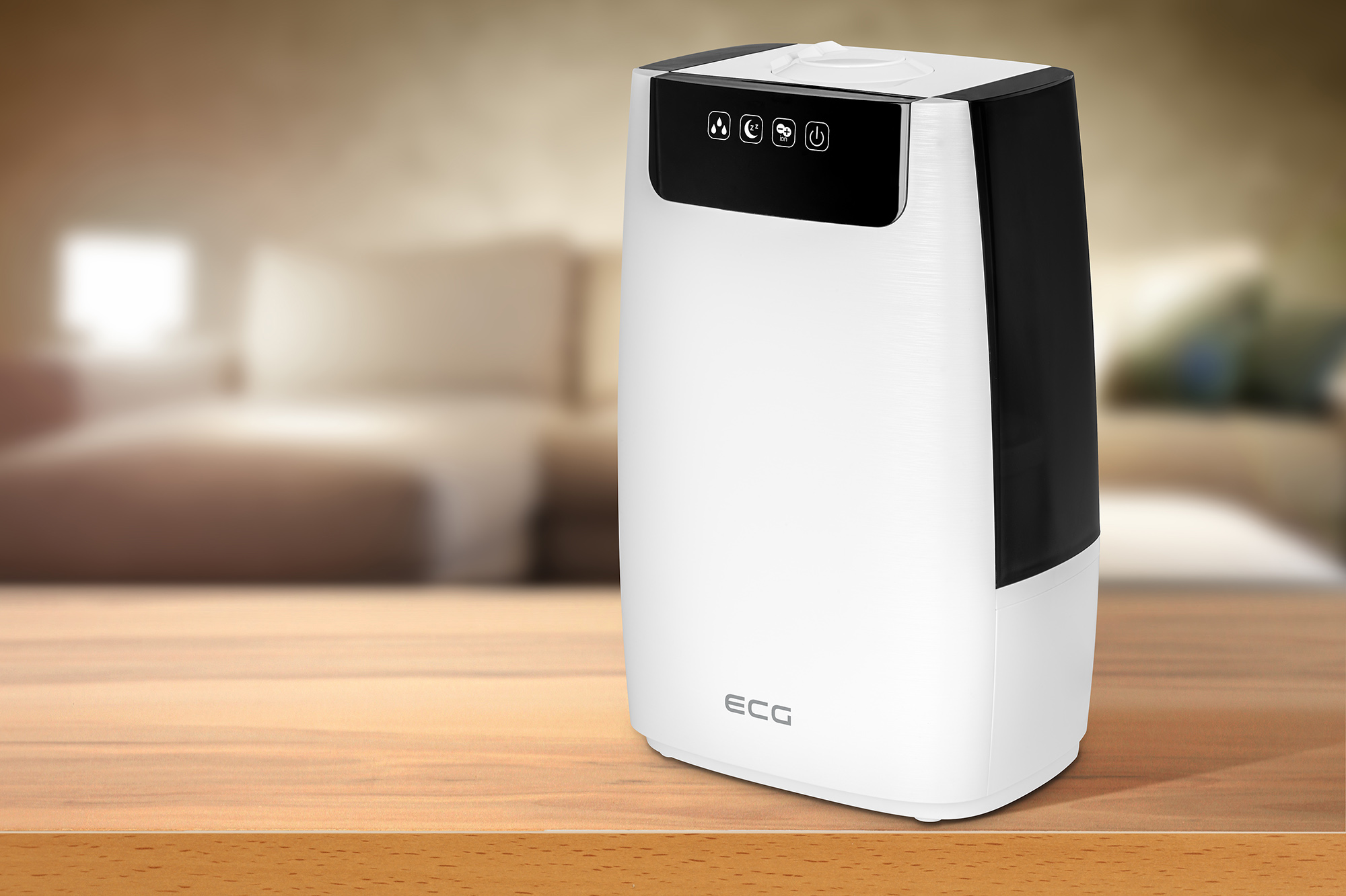 Biało-czarny nawilżacz powietrza na drewnianym stole. W tle rozmyta scena sypialni.