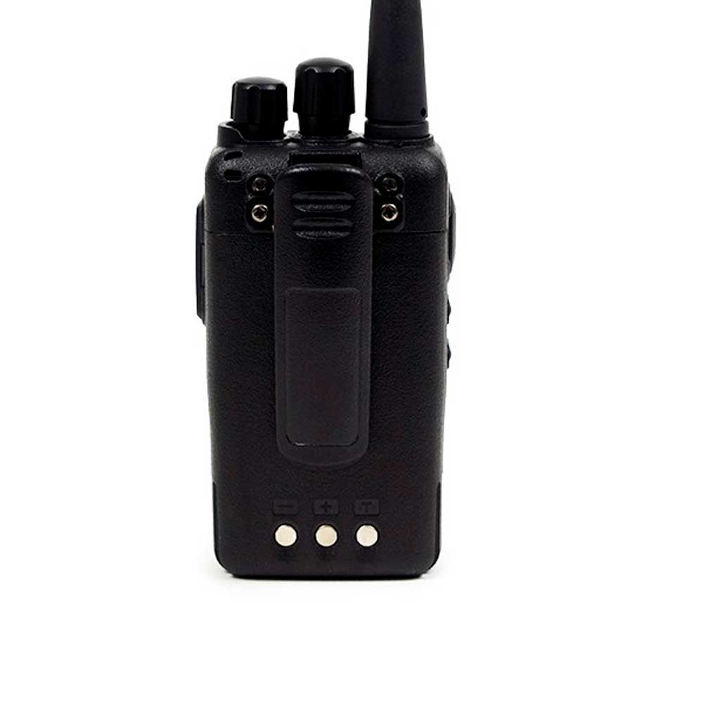 Ein Telefon ist an einem Fahrradlenker befestigt. Das Telefon zeigt eine Karte an. Der Hintergrund ist weiß.