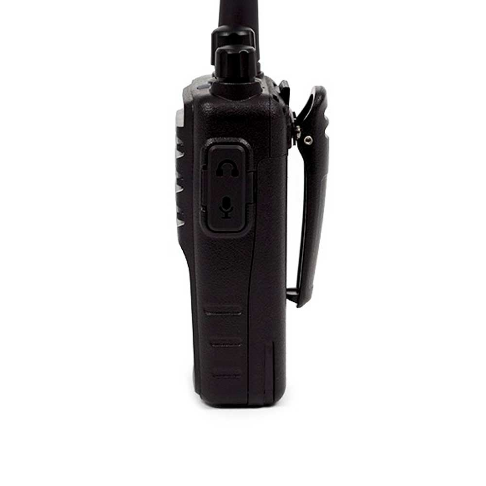 Schwarzes Walkie-Talkie mit Gürtelclip und Antenne. Seitenansicht, Knöpfe sichtbar.