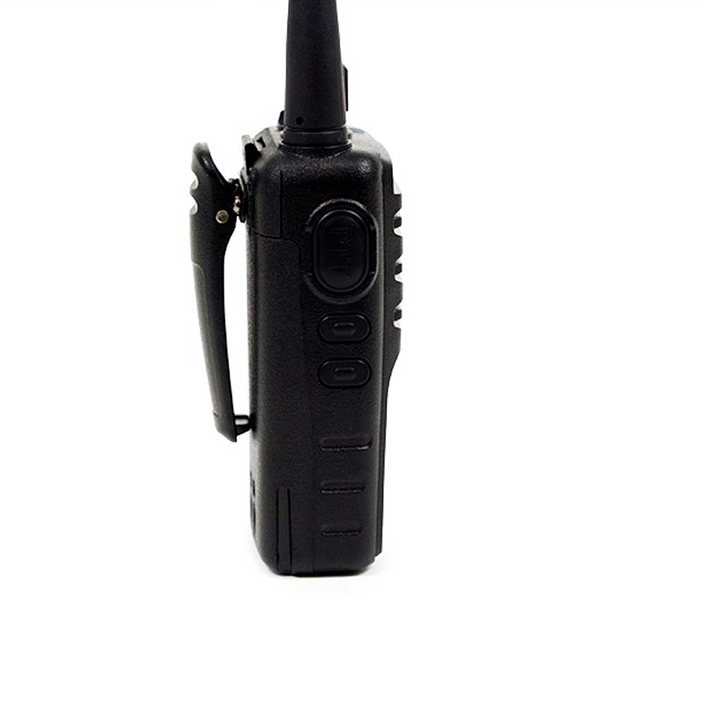 Ein schwarzes Walkie-Talkie mit Clip und Knöpfen, isoliert auf weißem Hintergrund.