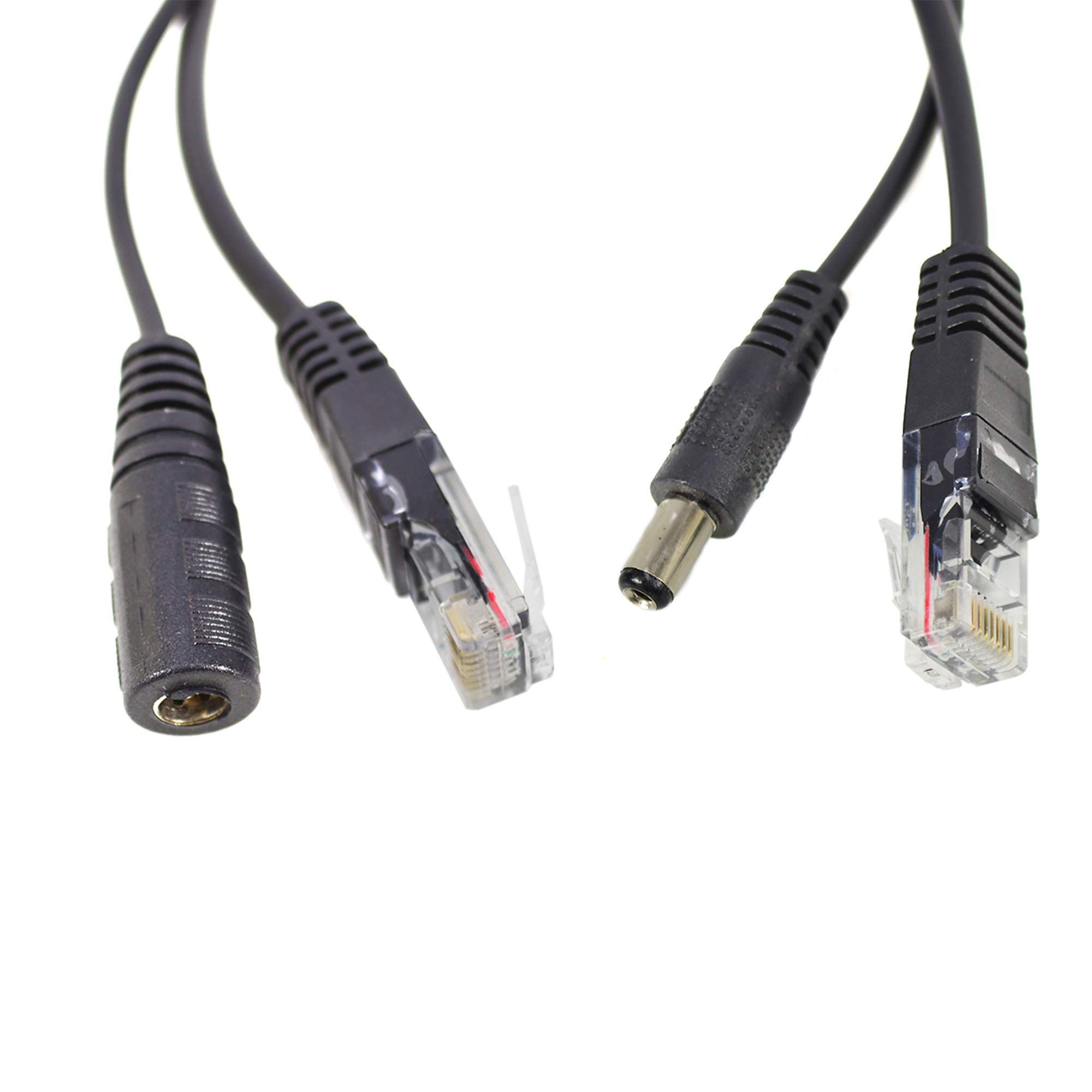 Schwarze Kabel mit RJ45- und DC-Anschlüssen auf weißem Hintergrund. Klare Stecker mit roter Verdrahtung.