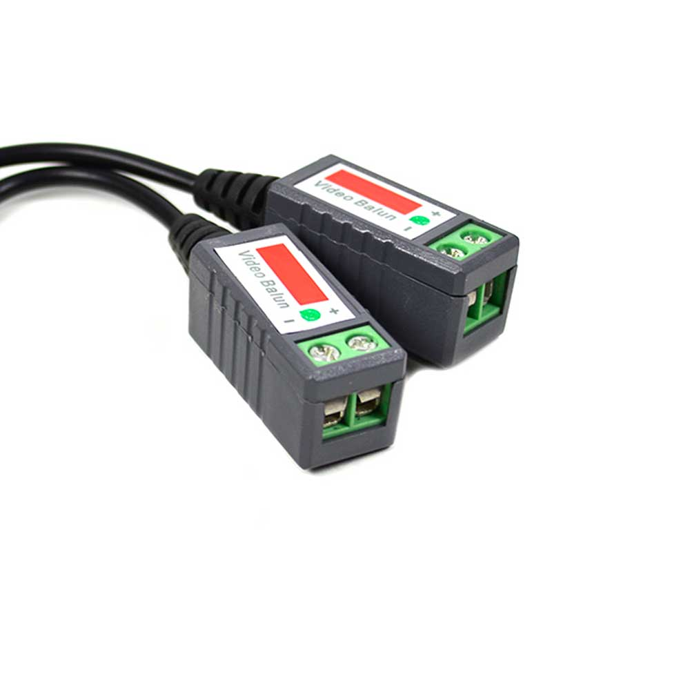 Zwei graue Video-Balun-Anschlüsse, mit grünen Klemmen und Beschriftungen.