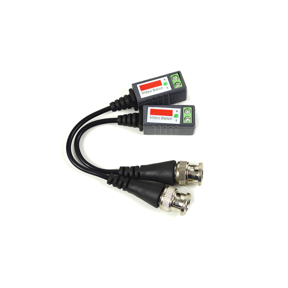 Zwei schwarze Video-Balun-Anschlüsse mit BNC-Anschlüssen, die mit einem Kabel verbunden sind.
