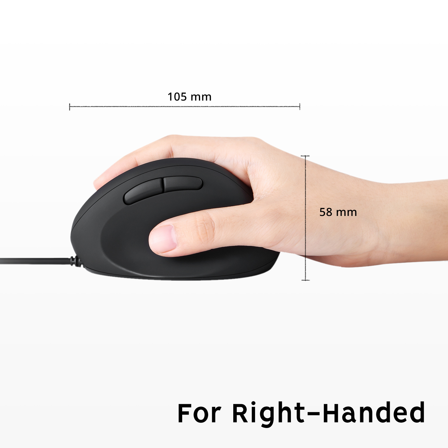 Un mouse nero per destrorsi con dimensioni 105 mm x 58 mm. Una mano è sopra il mouse.