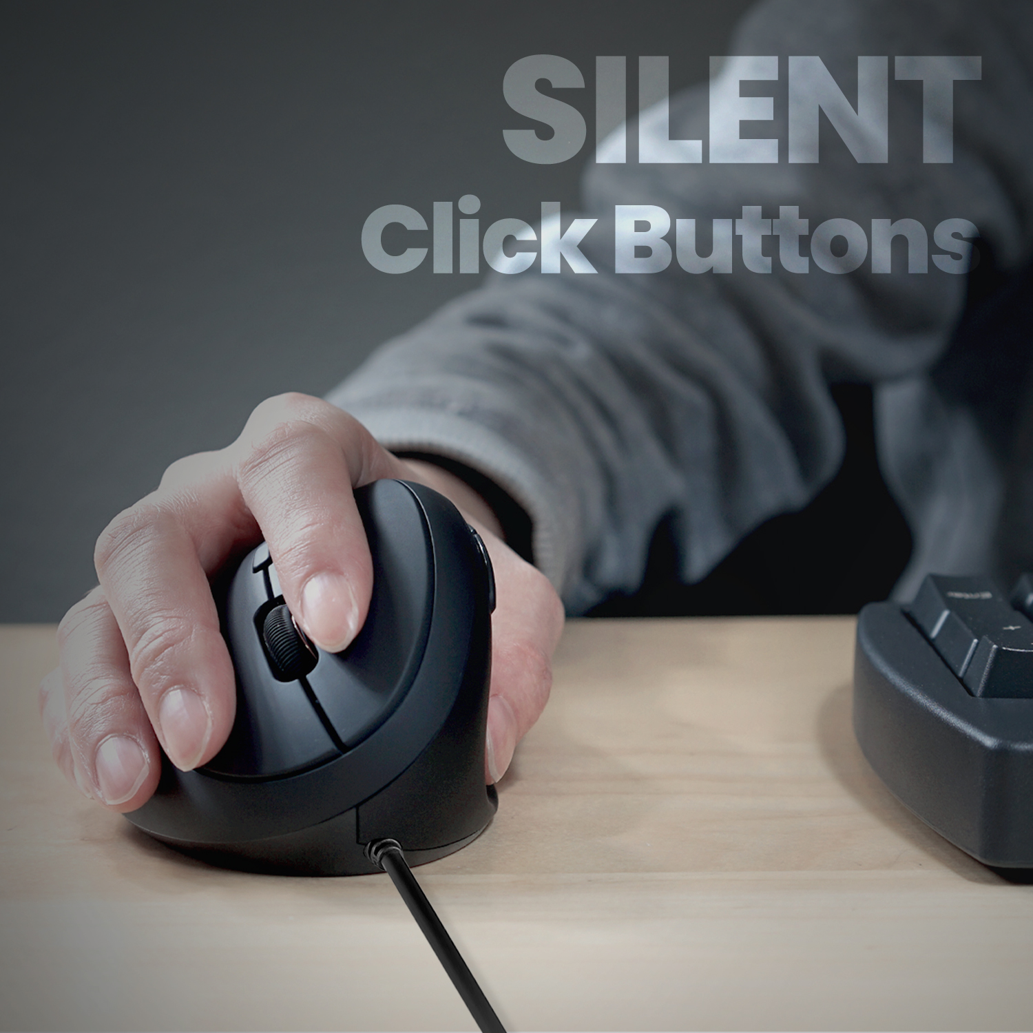 La mano di una persona è su un mouse ergonomico nero. Il testo SILENT Click Buttons è visibile.