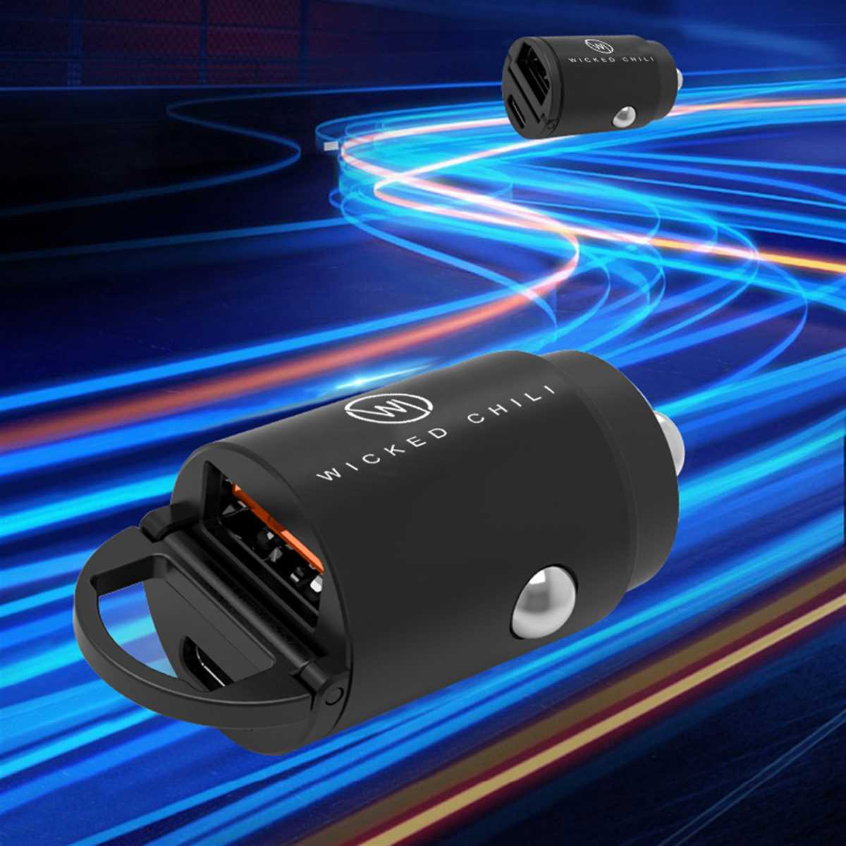 Schwarzes Autoladegerät mit zwei USB-Anschlüssen. Hintergrund mit Bewegungsunschärfe.