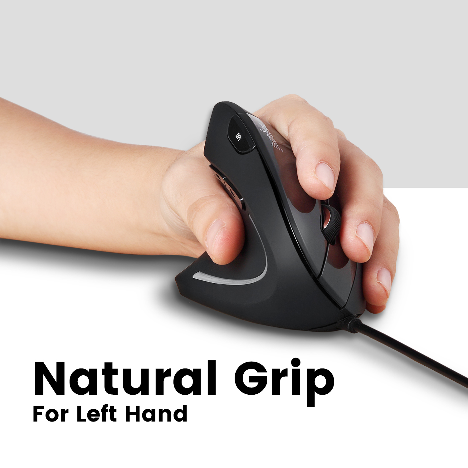Czarna mysz pionowa w dłoni, z napisem 'Natural Grip For Left Hand', na białym tle.