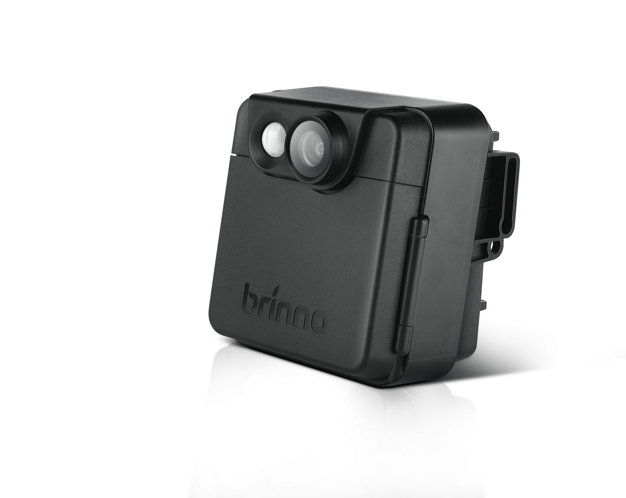 Fotocamera nera con obiettivo e sfondo bianco.