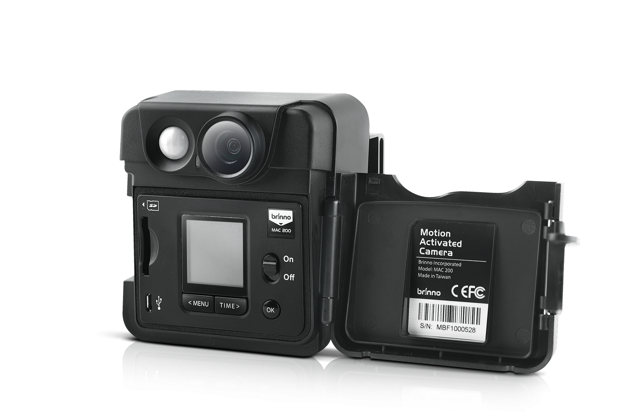 Una fotocamera nera attivata dal movimento con uno schermo e un obiettivo. La fotocamera è aperta, mostrando l'interno.