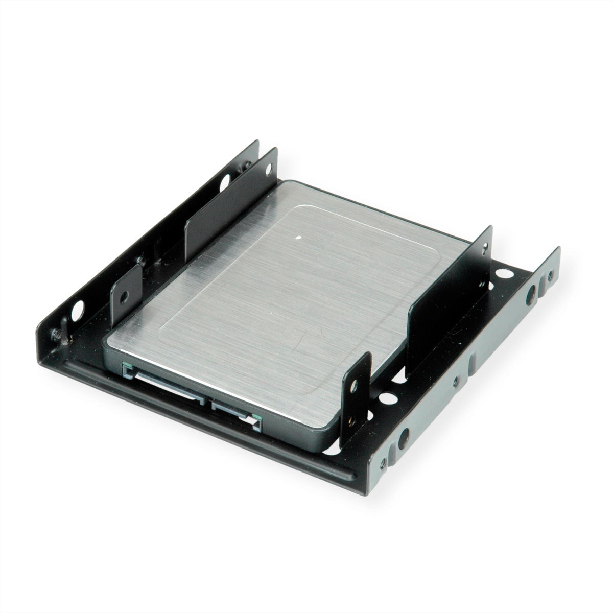 Eine silberne SSD in einer schwarzen Metallhalterung. Es ist auf weißem Hintergrund.