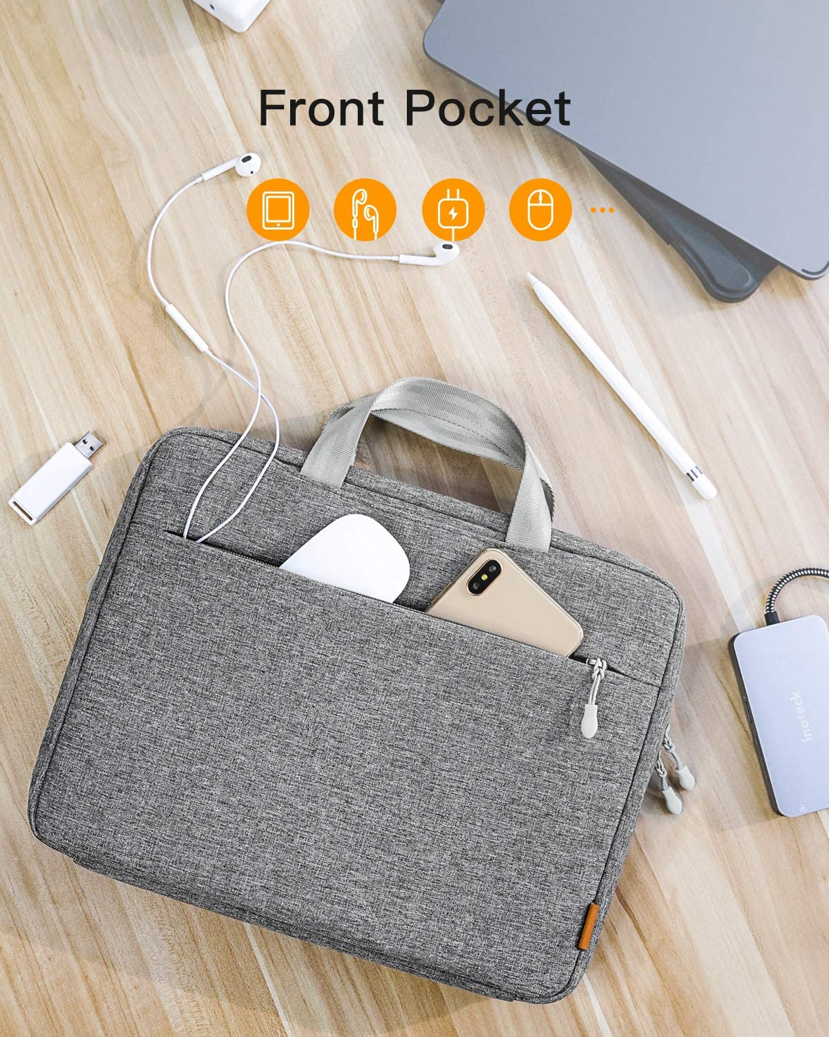 Eine graue Laptoptasche mit einer Vordertasche, die ein Telefon, eine Maus und anderes Zubehör enthält.