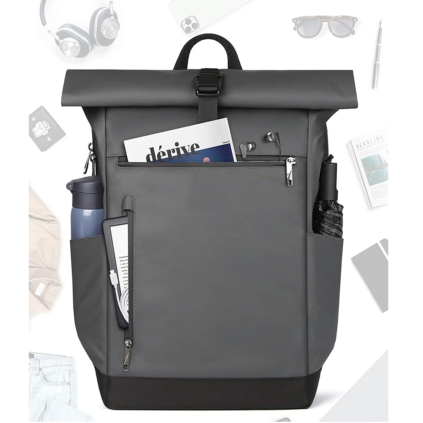 Ein grauer Rucksack mit verschiedenen Gegenständen darin und darum, auf weißem Hintergrund.