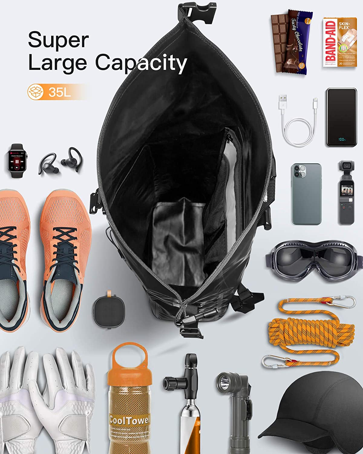 Offener Rucksack mit Schuhen, Uhr, Kopfhörern, Handschuhen, Handtuch, Brille, Seil, Snacks und mehr.