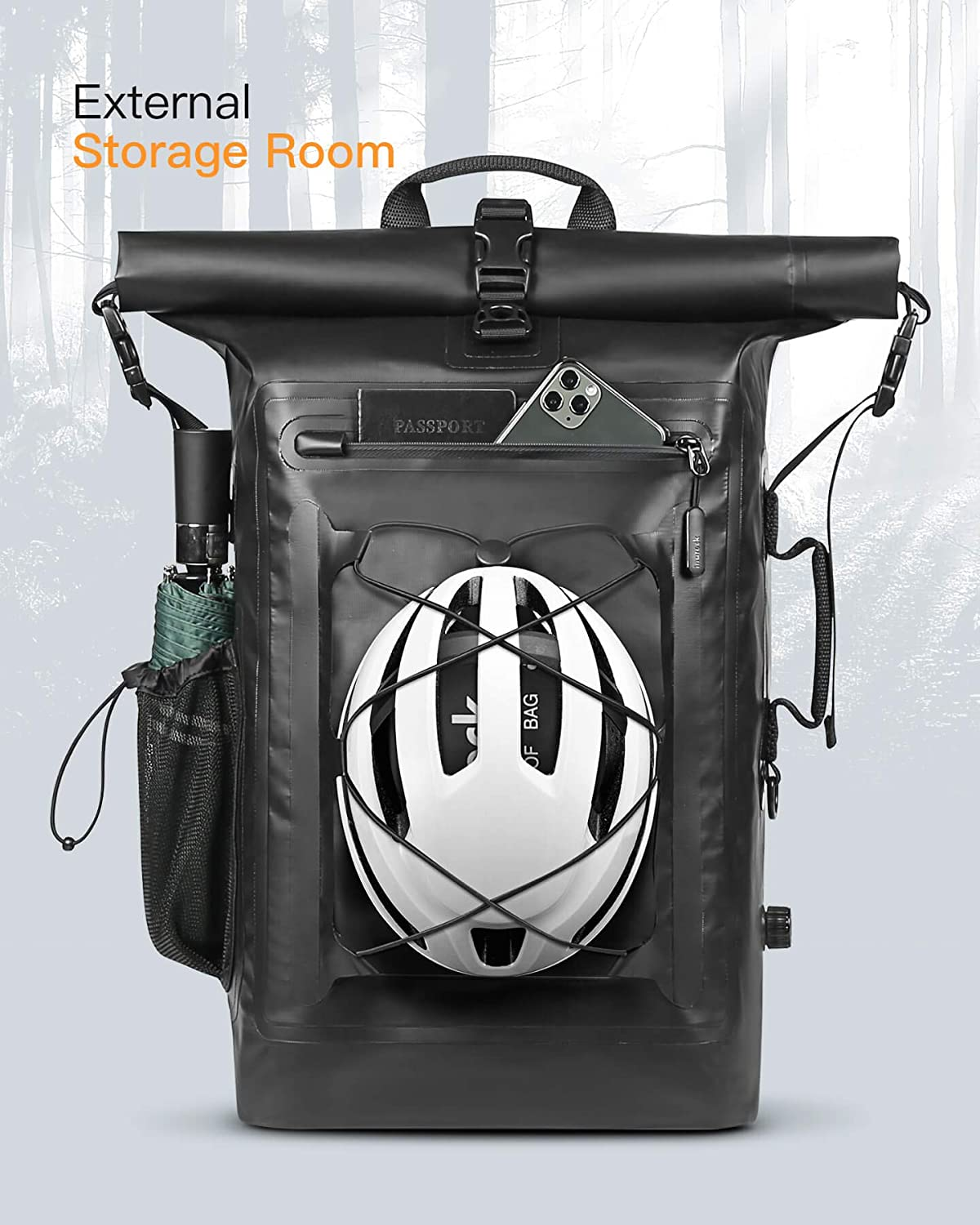 Schwarzer Rucksack mit Helm und Regenschirm. Der Rucksack hat einen Reisepass und ein Telefon in einer Tasche.