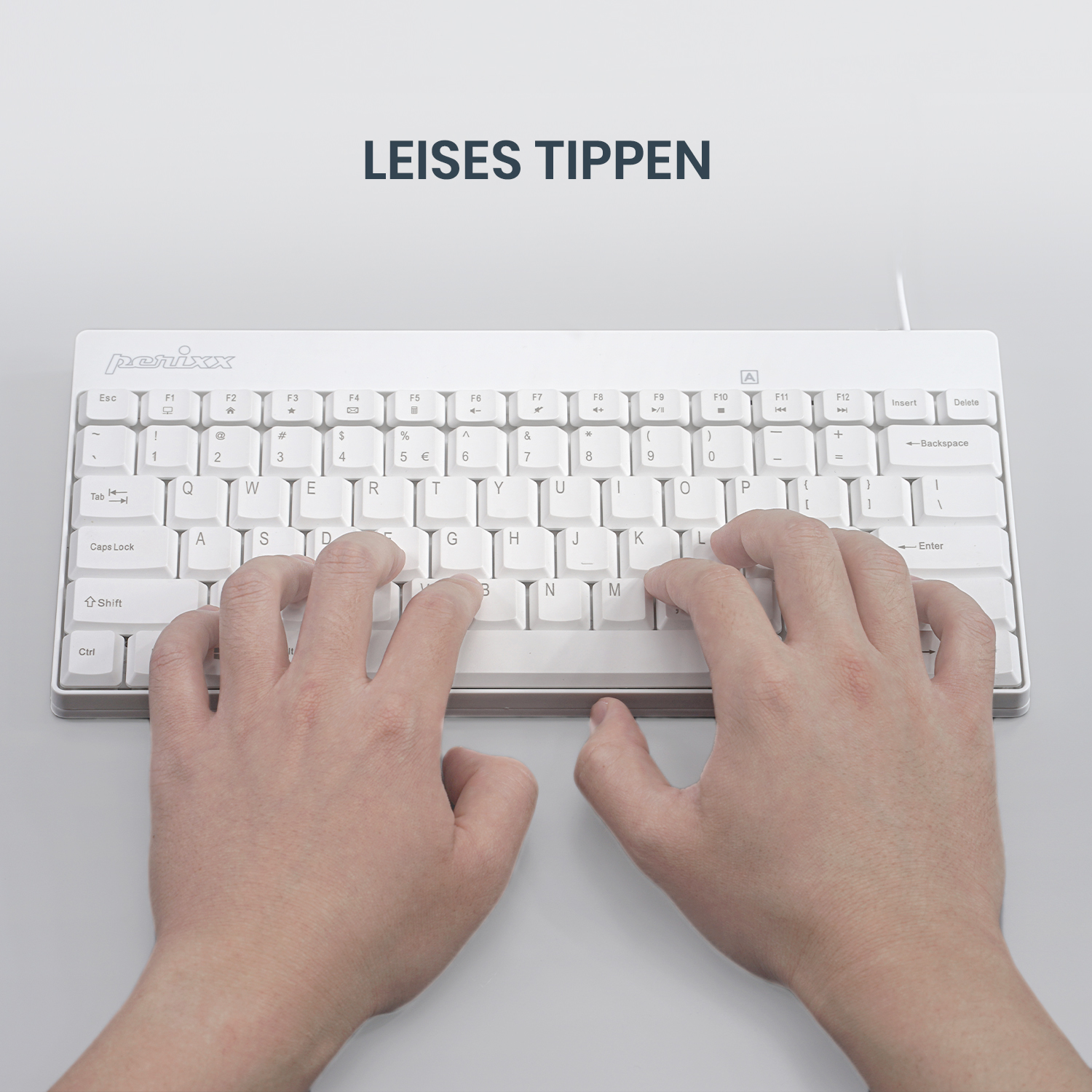Hände tippen auf einer weißen Tastatur. Text 'LEISES TIPPEN' oben. Die Tastatur ist klein und weiß.