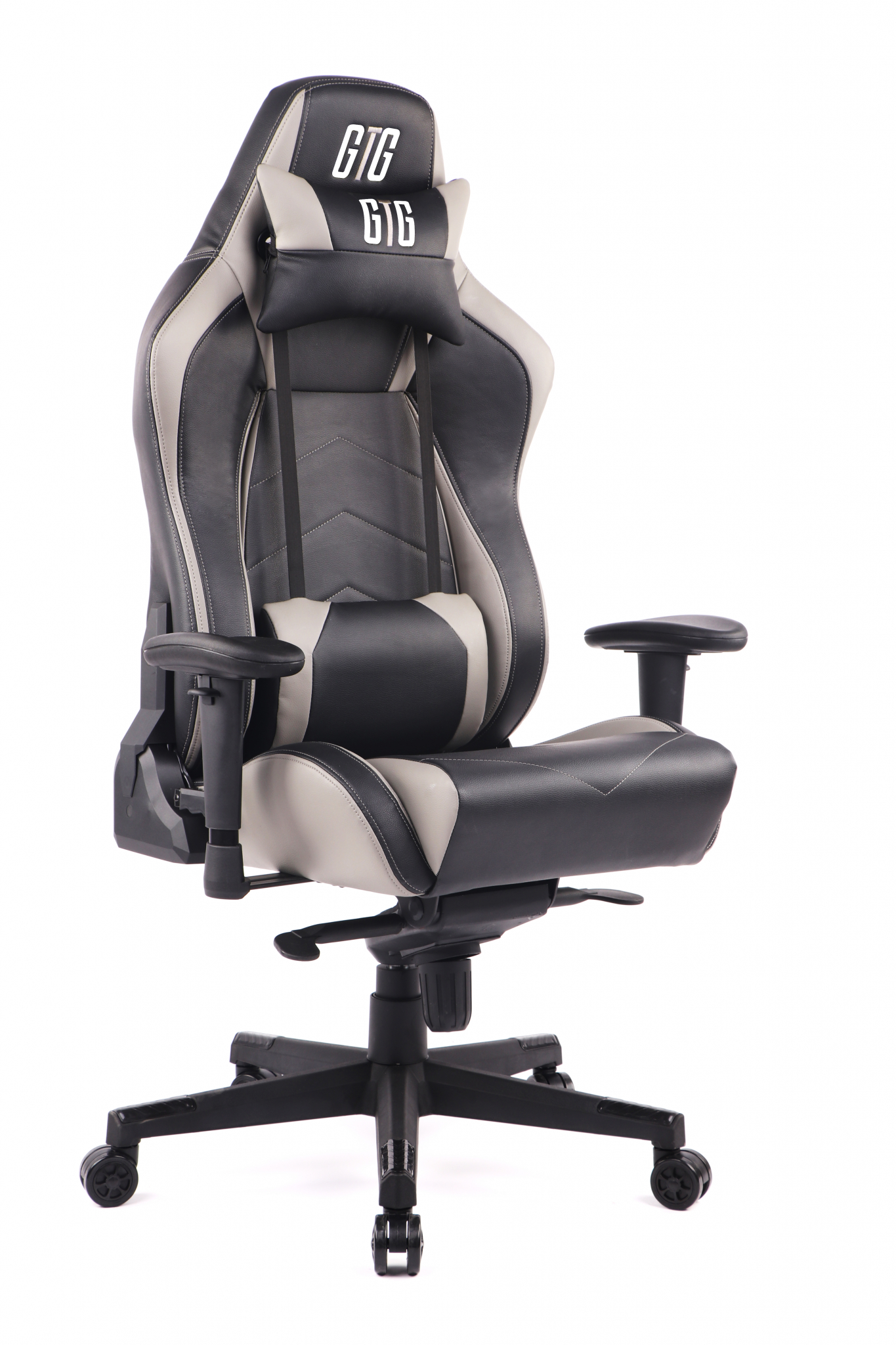 Schwarzer und grauer Gaming-Stuhl mit Kopfstütze und Armlehnen auf weißem Hintergrund.