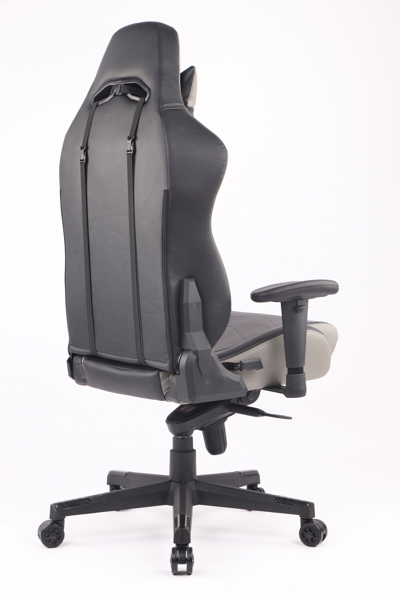 Ein schwarzer und grauer Gaming-Stuhl von hinten vor weißem Hintergrund.