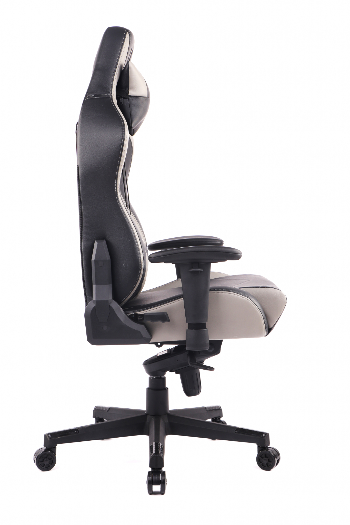 Gaming-Stuhl, schwarz, grau und weiß. Der Stuhl ist auf weiß isoliert.
