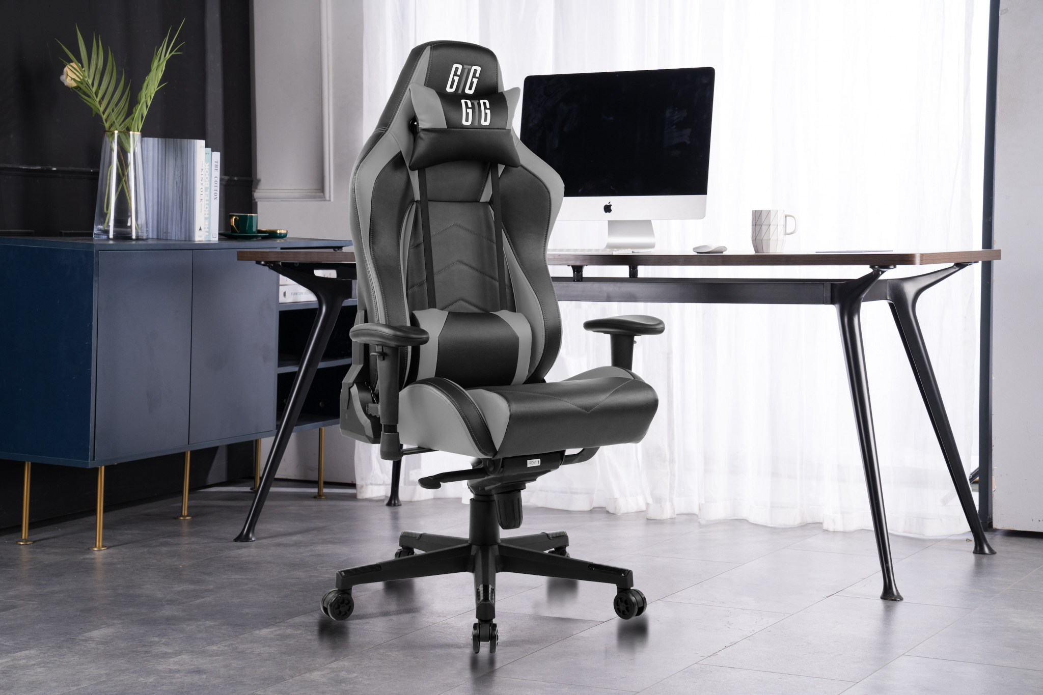 Gaming-Stuhl in einem Raum. Schwarzer und grauer Gaming-Stuhl mit Logo. Ein Schreibtisch und Fenster sind im Hintergrund.
