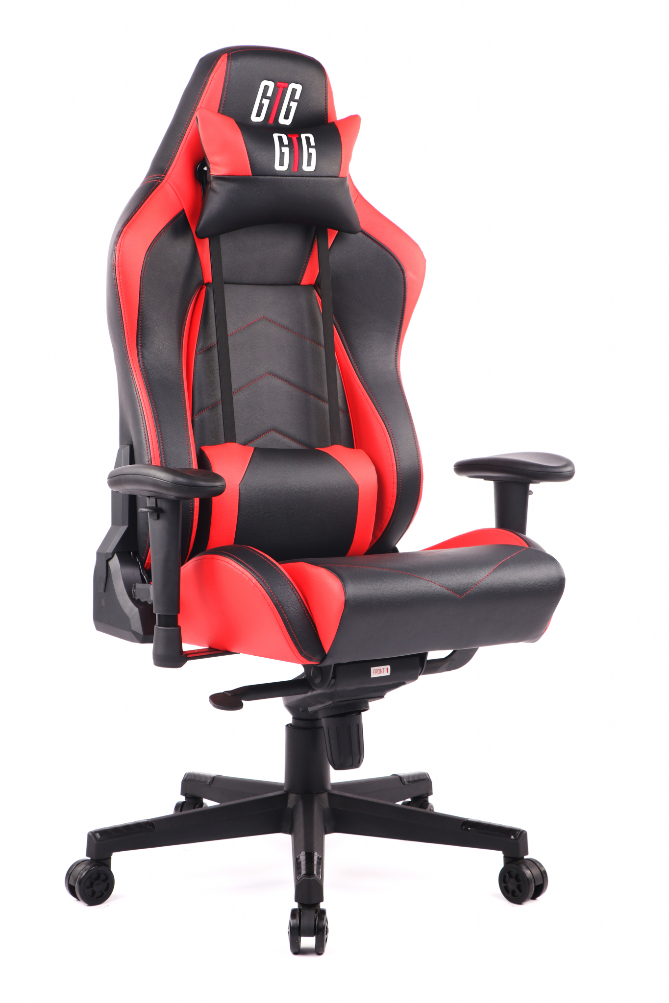 Ein roter und schwarzer Gaming-Stuhl mit GG-Logo auf der Kopfstütze, vor weißem Hintergrund.