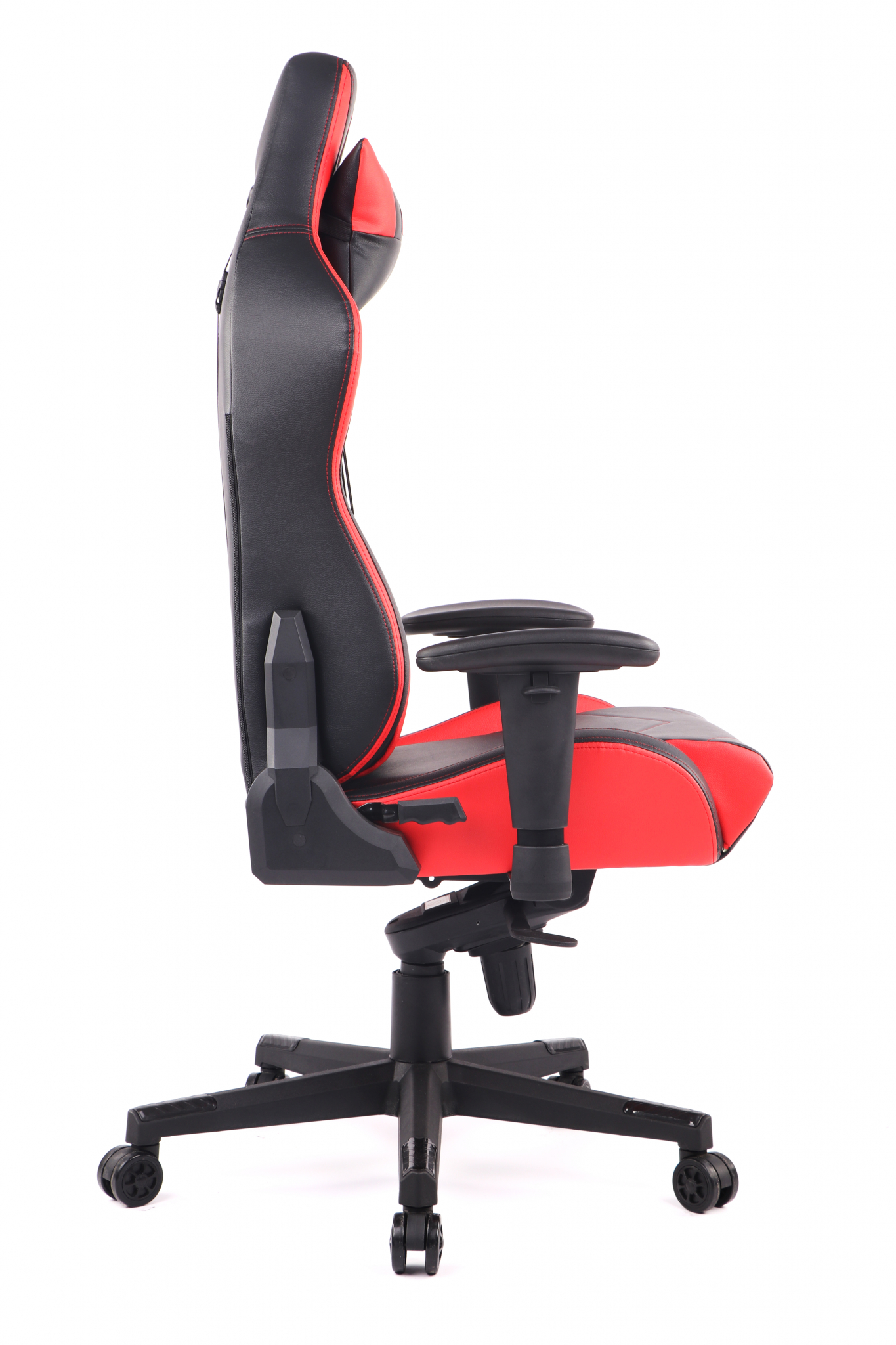 Seitenansicht eines rot-schwarzen Gaming-Stuhls auf weißem Hintergrund.