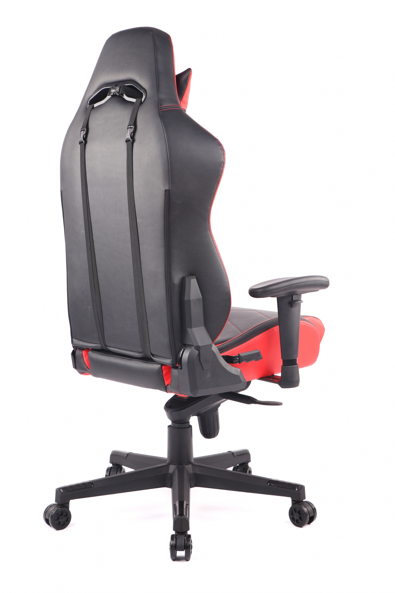 Gaming-Stuhl, schwarz und rot, auf weißem Hintergrund, von hinten.