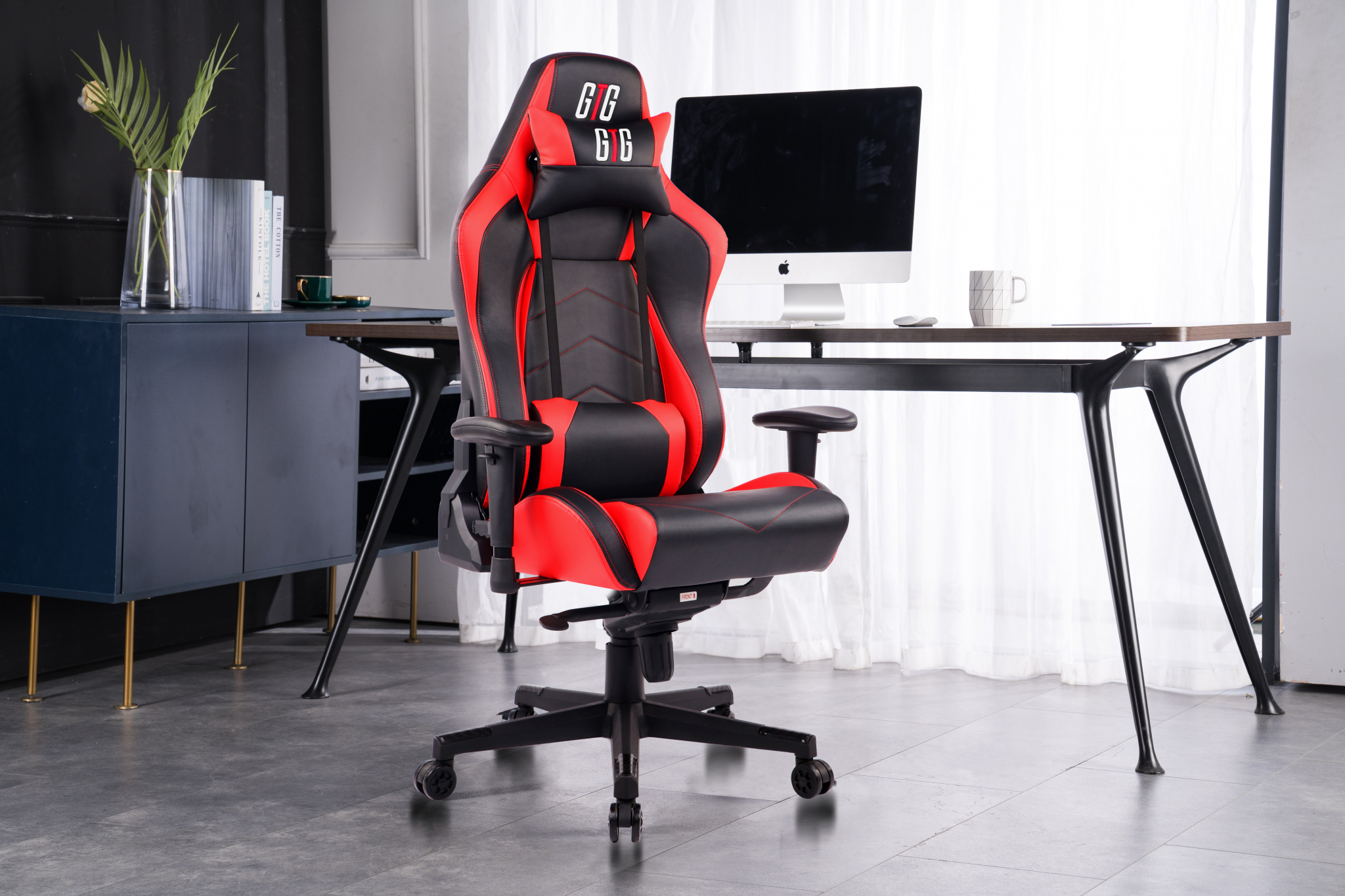 Gaming-Stuhl, rot und schwarz, in einer Büroumgebung.