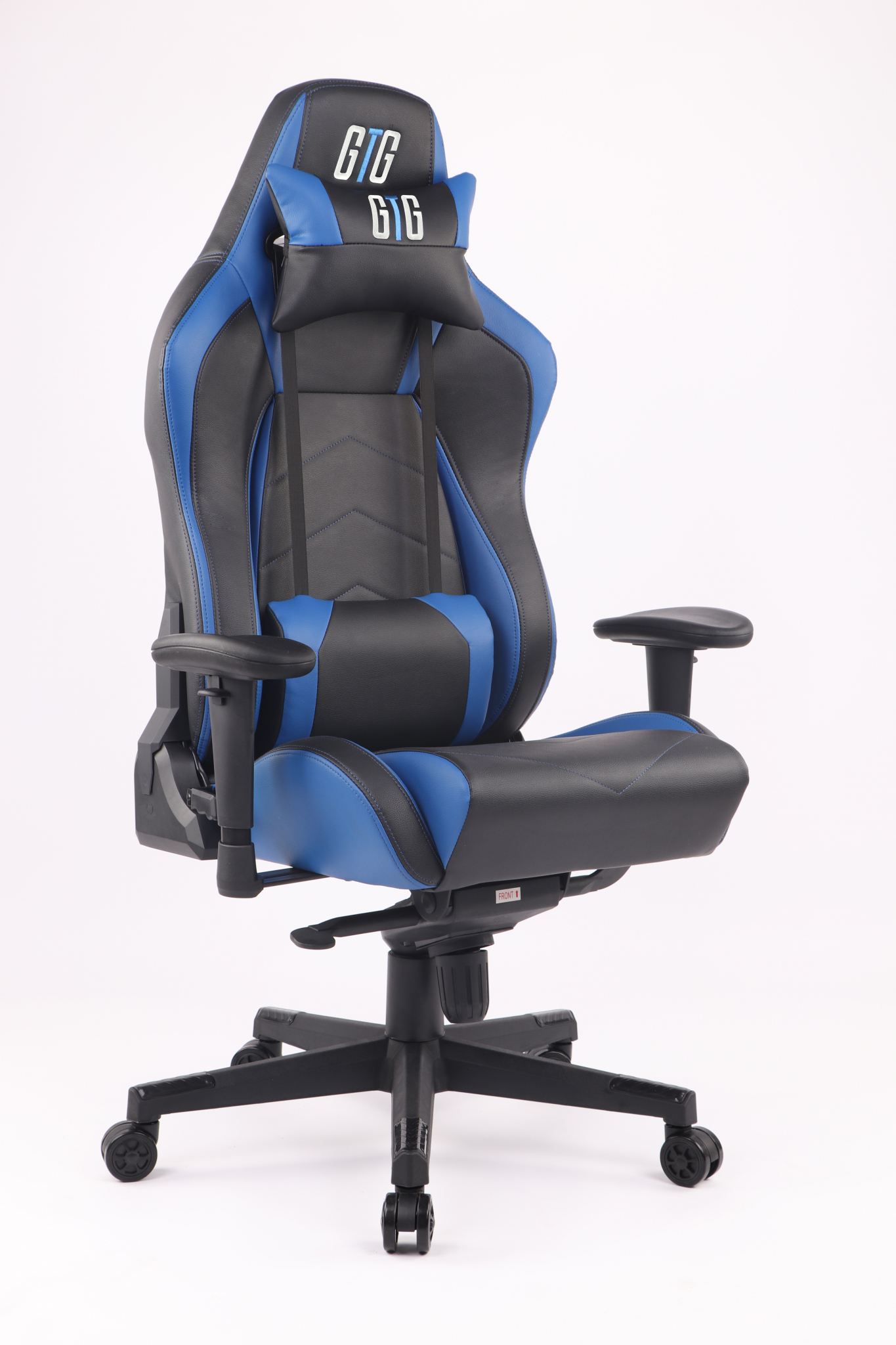 Gaming-Stuhl, schwarz mit blauen Akzenten. Er hat eine Kopfstütze mit dem Logo 'GIG'.