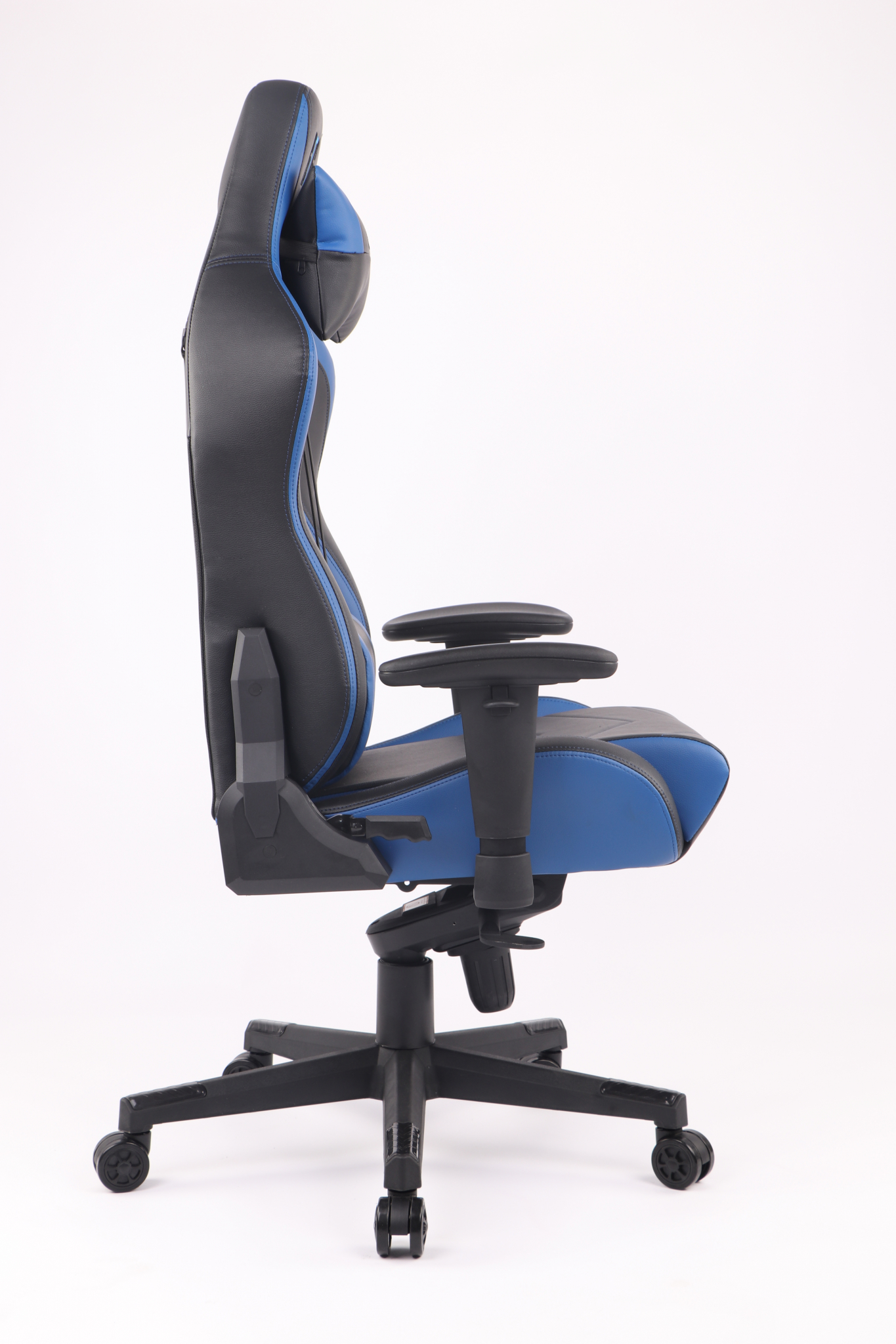 Ein schwarz-blauer Gaming-Stuhl. Der Stuhl steht auf Rädern, und der Hintergrund ist weiß.