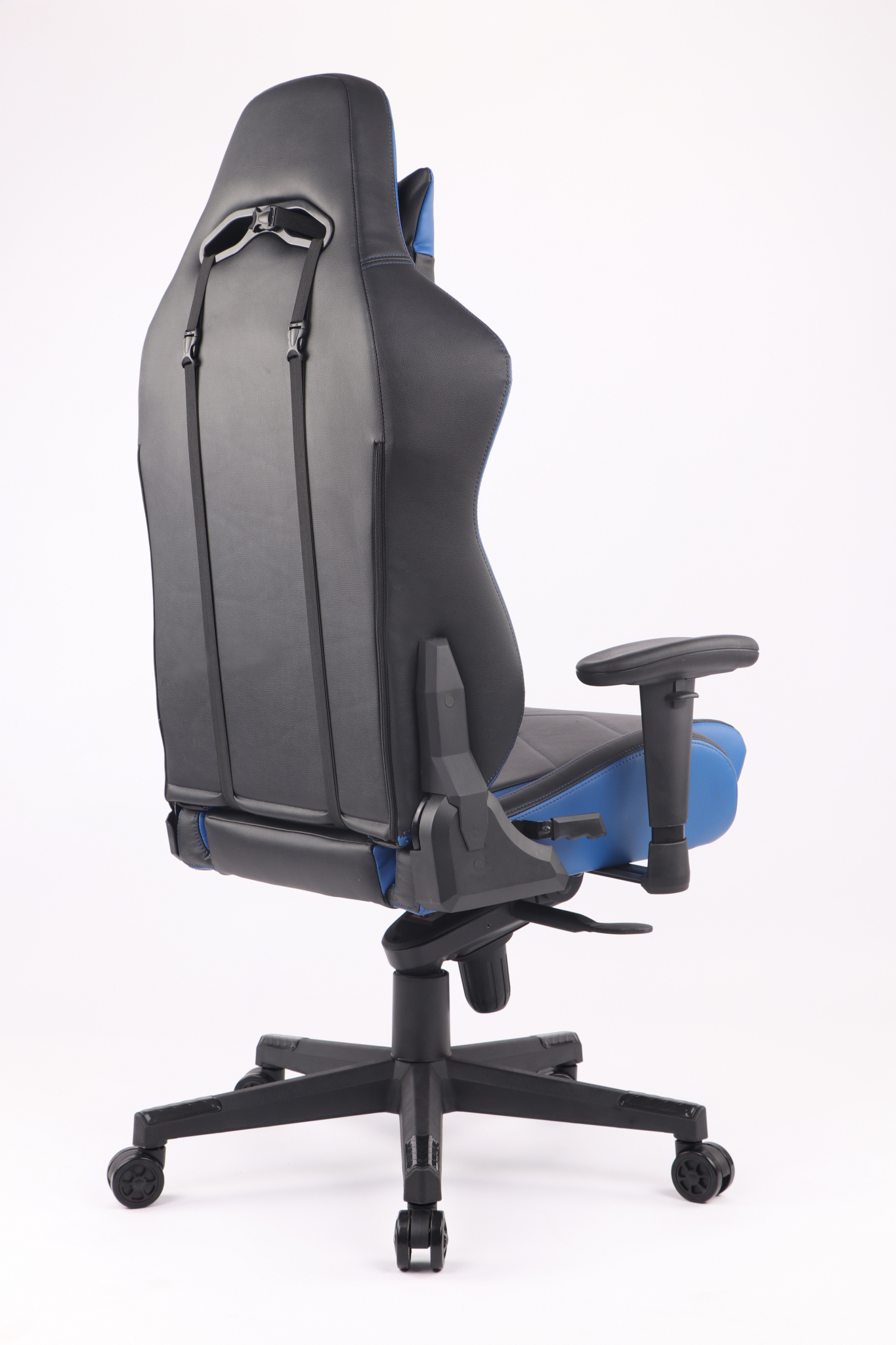 Gaming-Stuhl, schwarz und blau. Rückansicht, mit sichtbaren Rollen und Armlehnen.