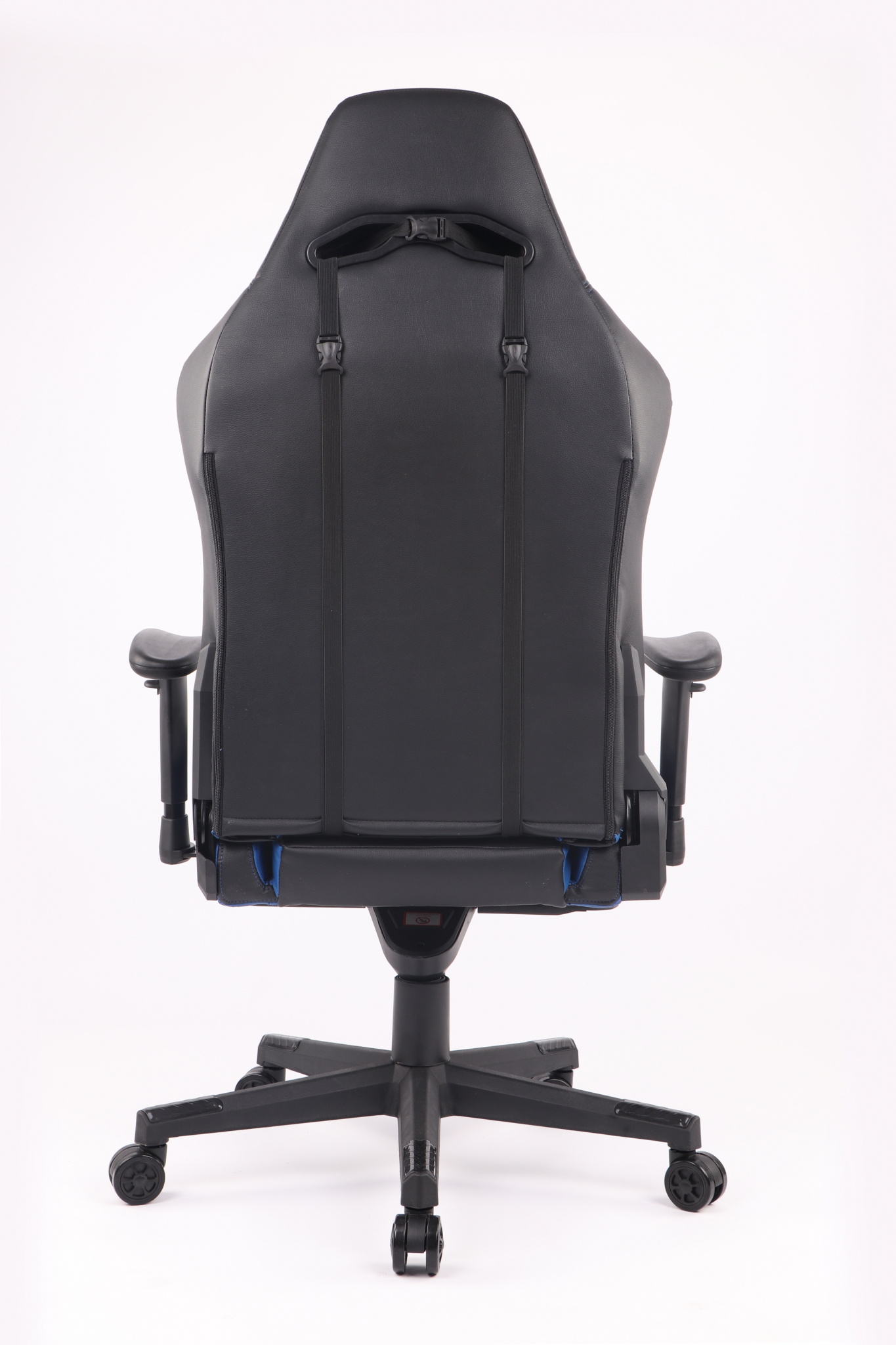 Rückansicht eines schwarz-roten Gaming-Stuhls auf weißem Hintergrund.