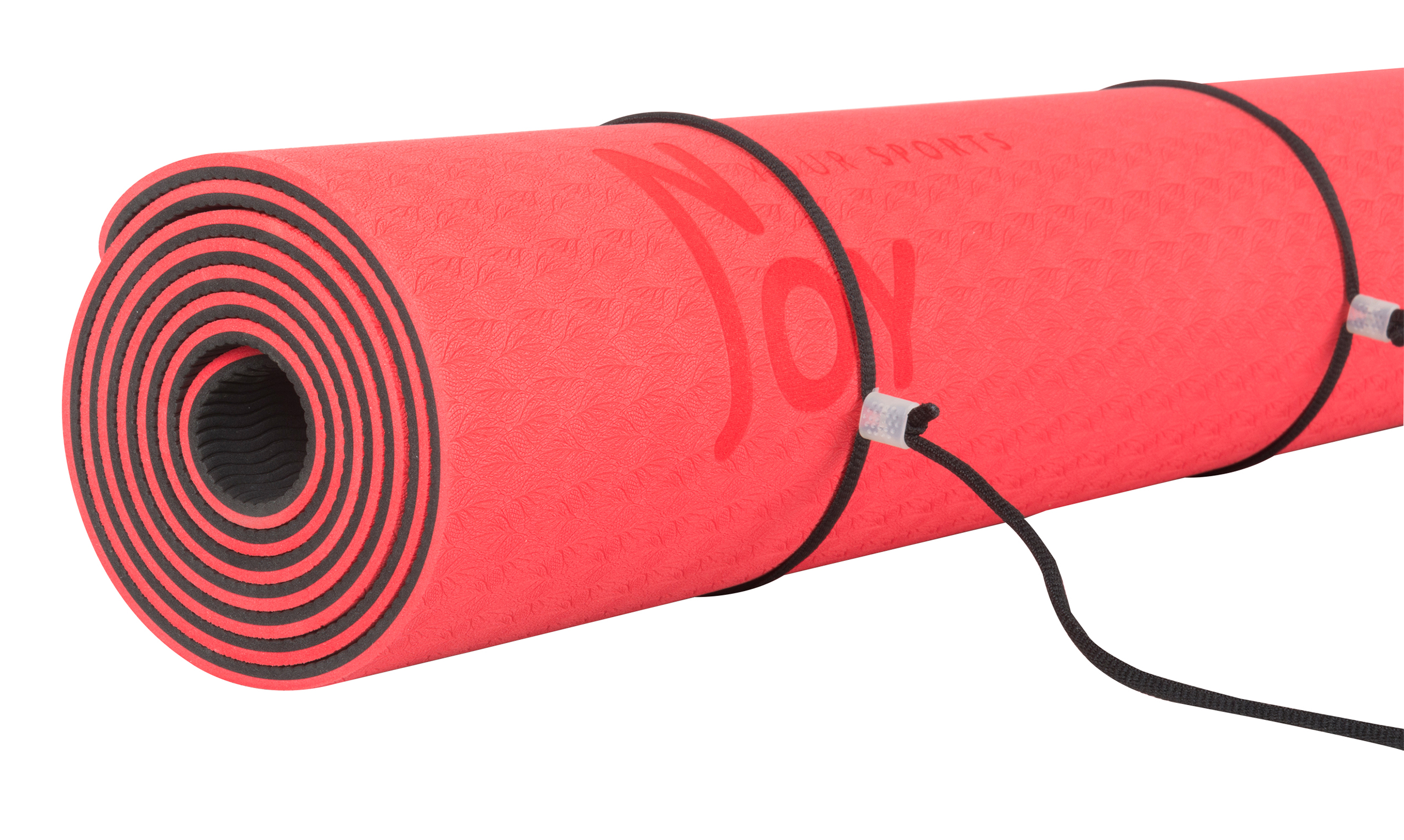 Aufgerollte rote Yogamatte, gesichert mit schwarzen Riemen. Die Matte liegt auf weißem Hintergrund.