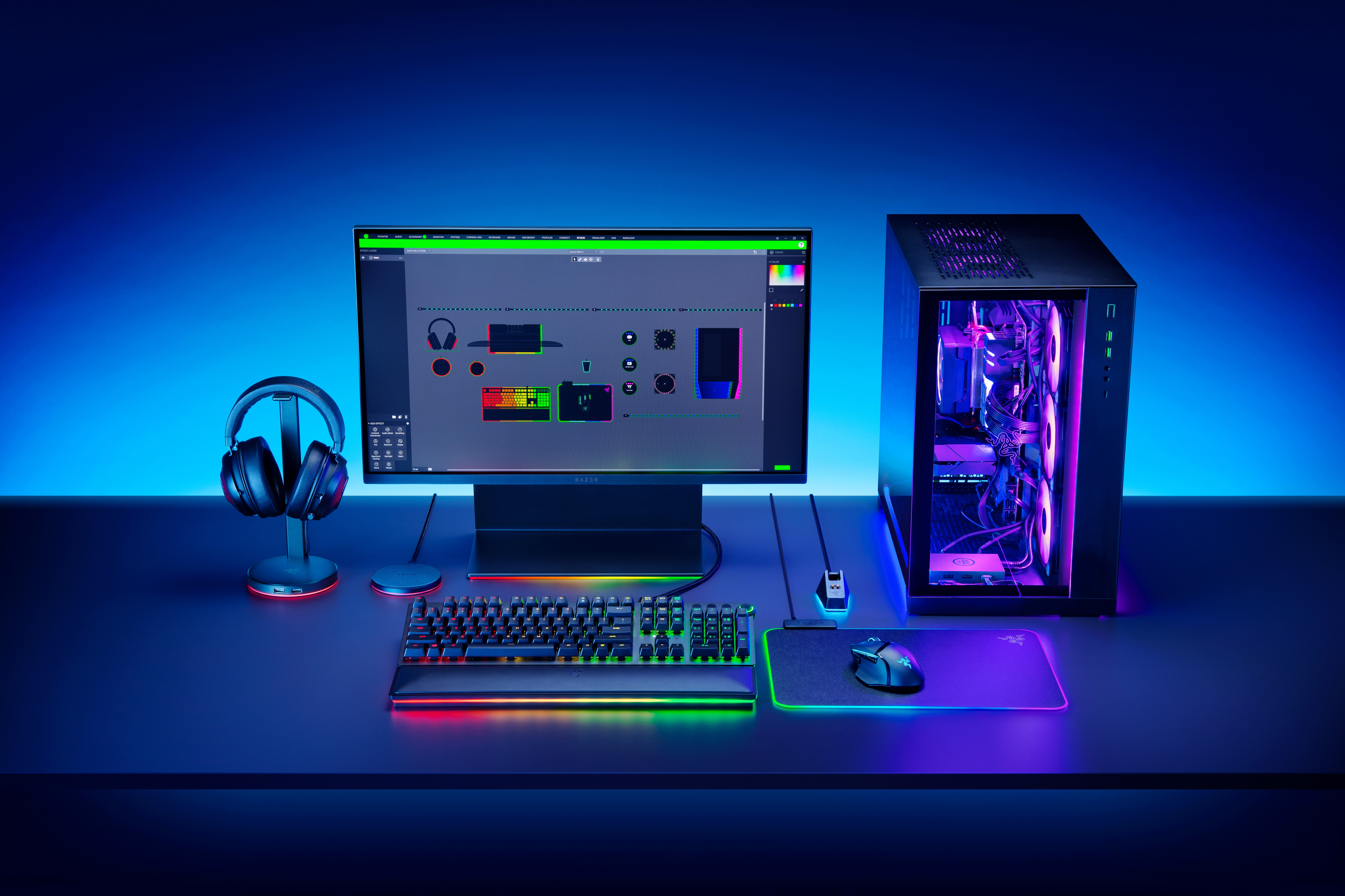 Gaming-Setup mit PC, Monitor, Tastatur, Kopfhörern und Maus auf einem Schreibtisch.