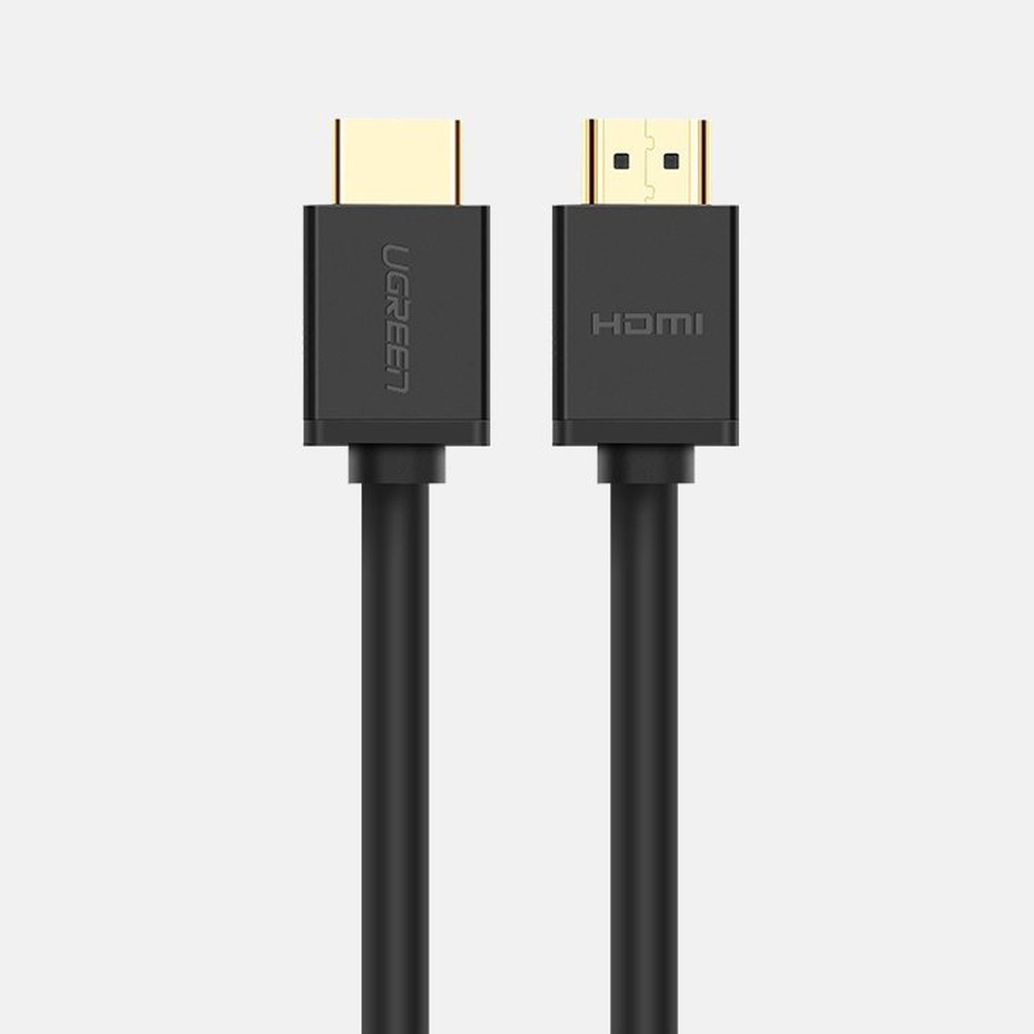 Zwei schwarze HDMI-Kabel mit goldenen Steckern, vor hellem Hintergrund. UGREEN-Etikett sichtbar.