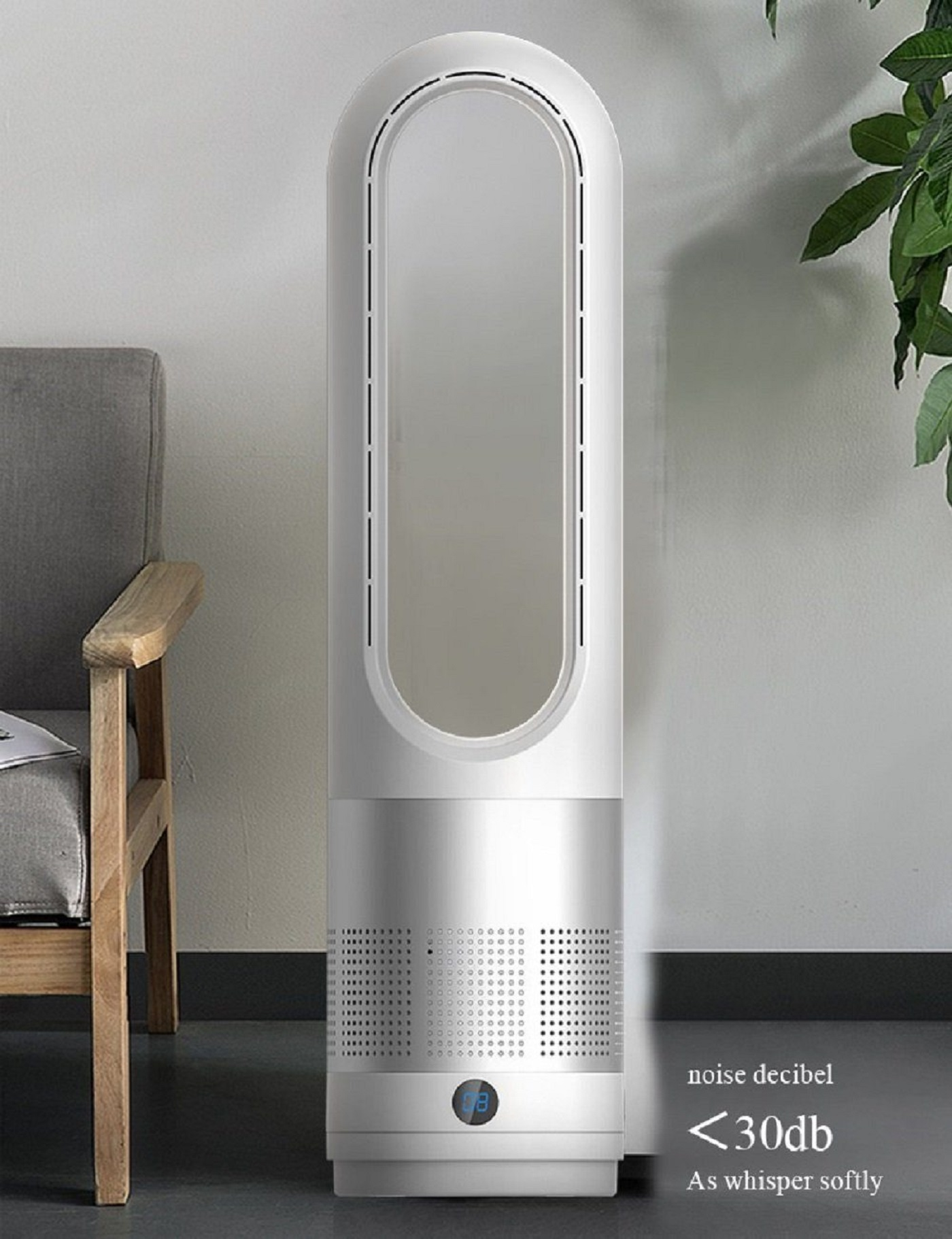 Ein hoher weißer Ventilator. Er hat eine Digitalanzeige und steht neben einem grauen Stuhl. Text deutet auf Leise hin.