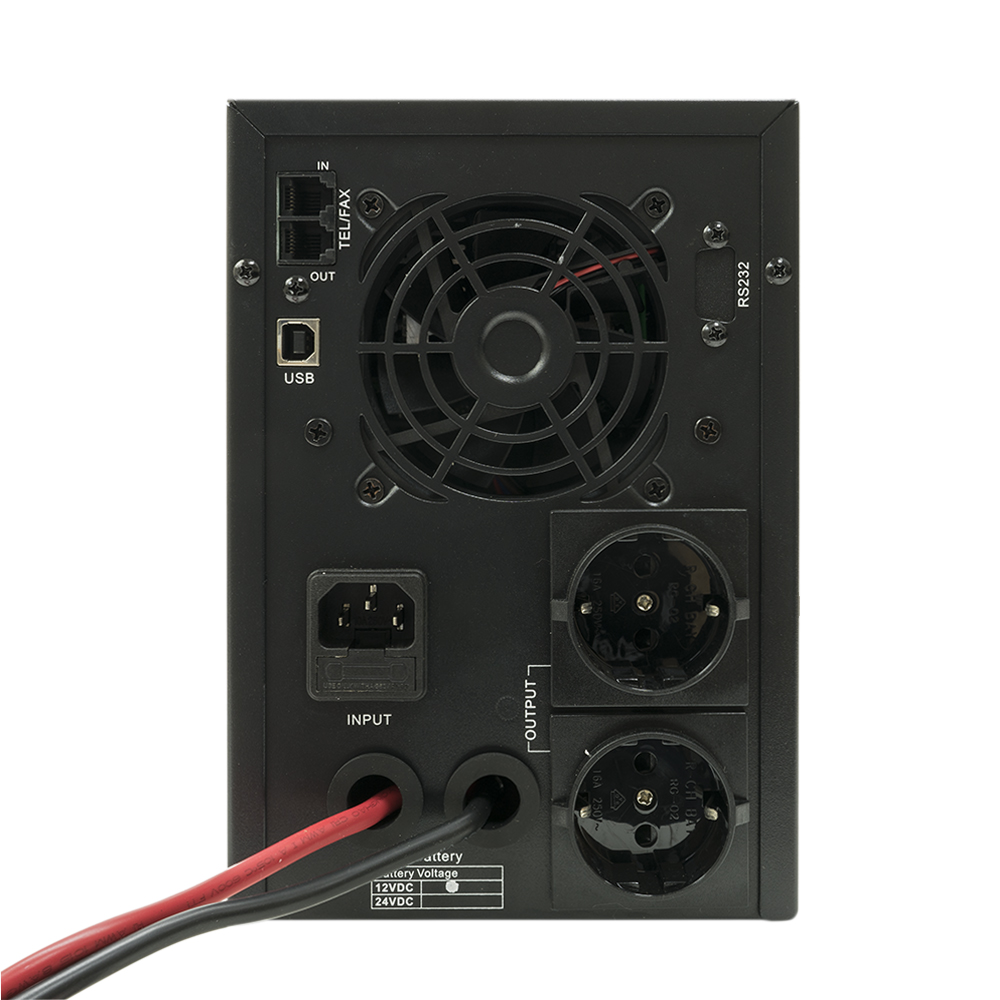 Rückseite eines schwarzen USV-Geräts mit Anschlüssen für Eingang, Ausgang, USB und Batterie. Außerdem ein Lüfter.