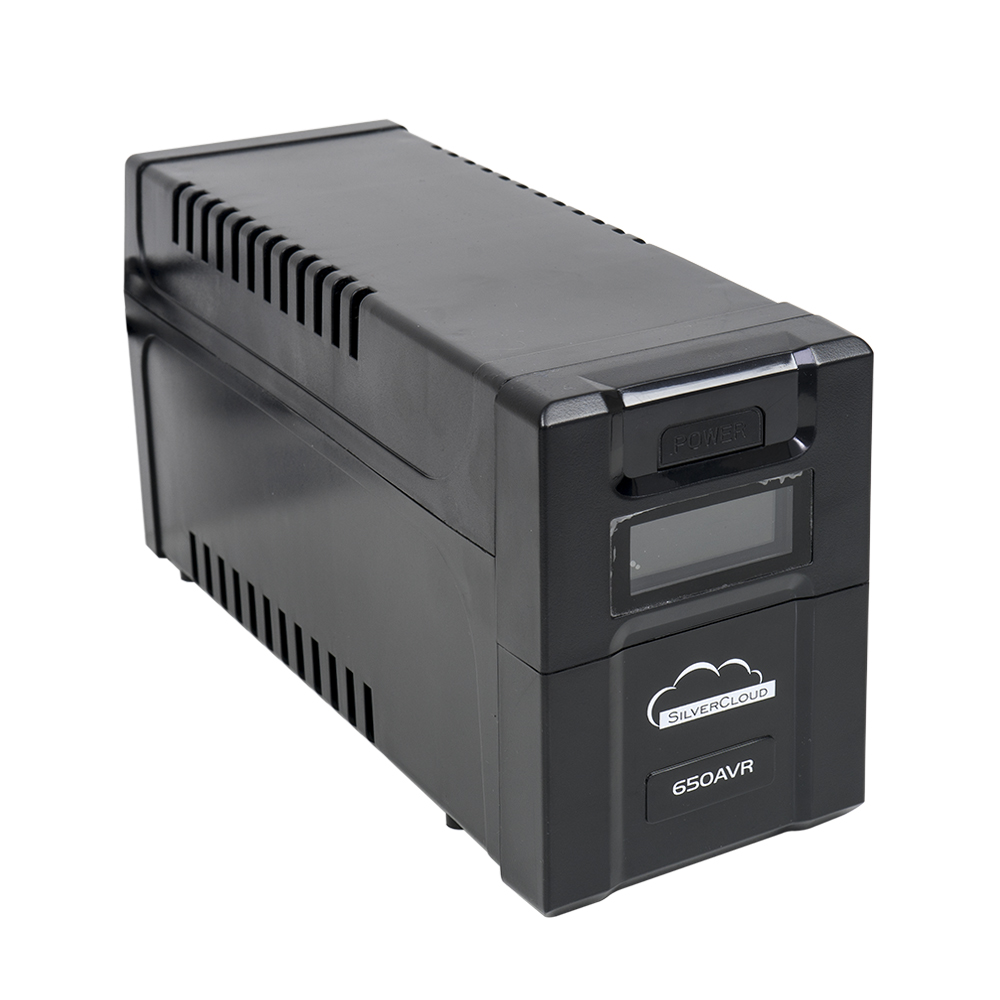 Schwarze USV mit Display und Silvercloud-Logo. Schräge Ansicht vor weißem Hintergrund.